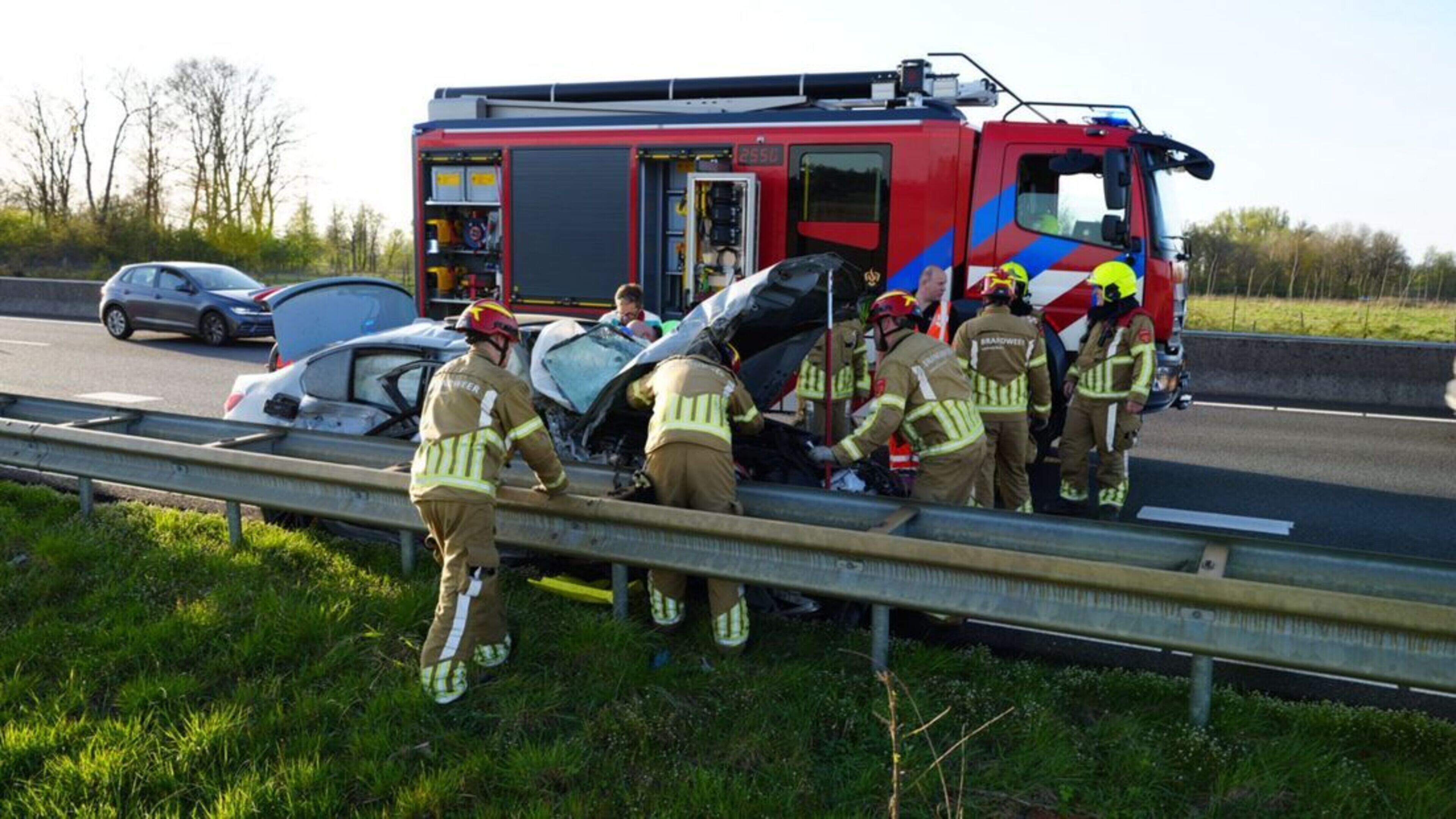 Hulpdiensten massaal uitgerukt na botsing tussen vrachtwagen en personenauto op A67 bij Maasbree