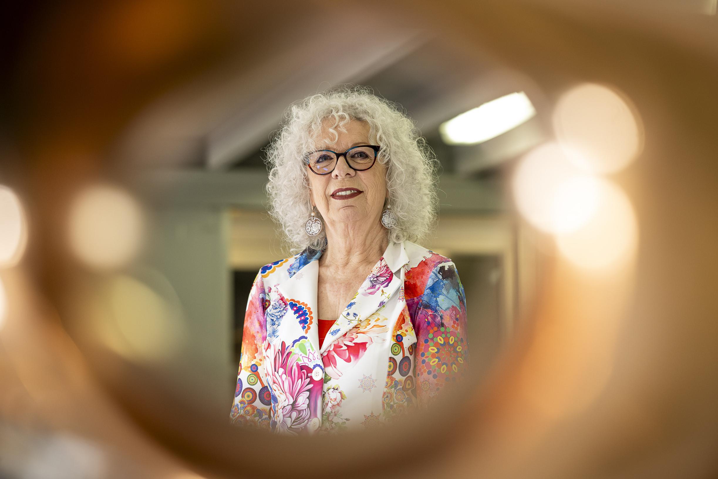 Kunstenares Marie-Thérèse uit Roggel kreeg patent op haar oneindigheidsteken: ‘Het leven stopt niet 