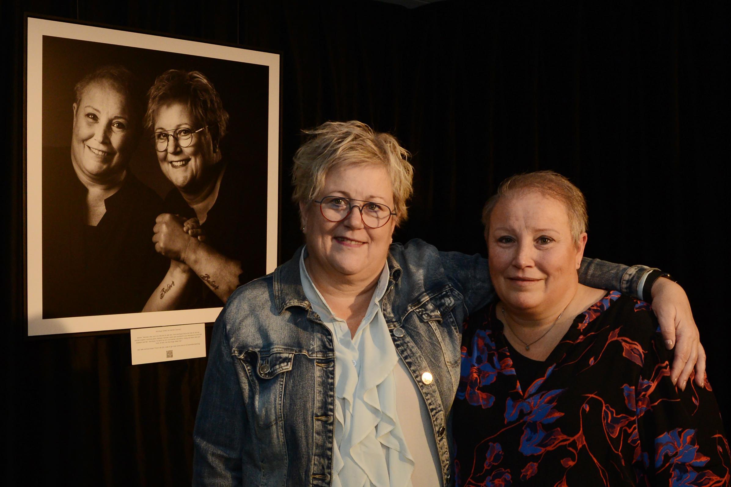 Zussen Monique (53) en Mariet (57) uit Leunen hebben samen kanker: ‘Sinds de diagnose is onze band n