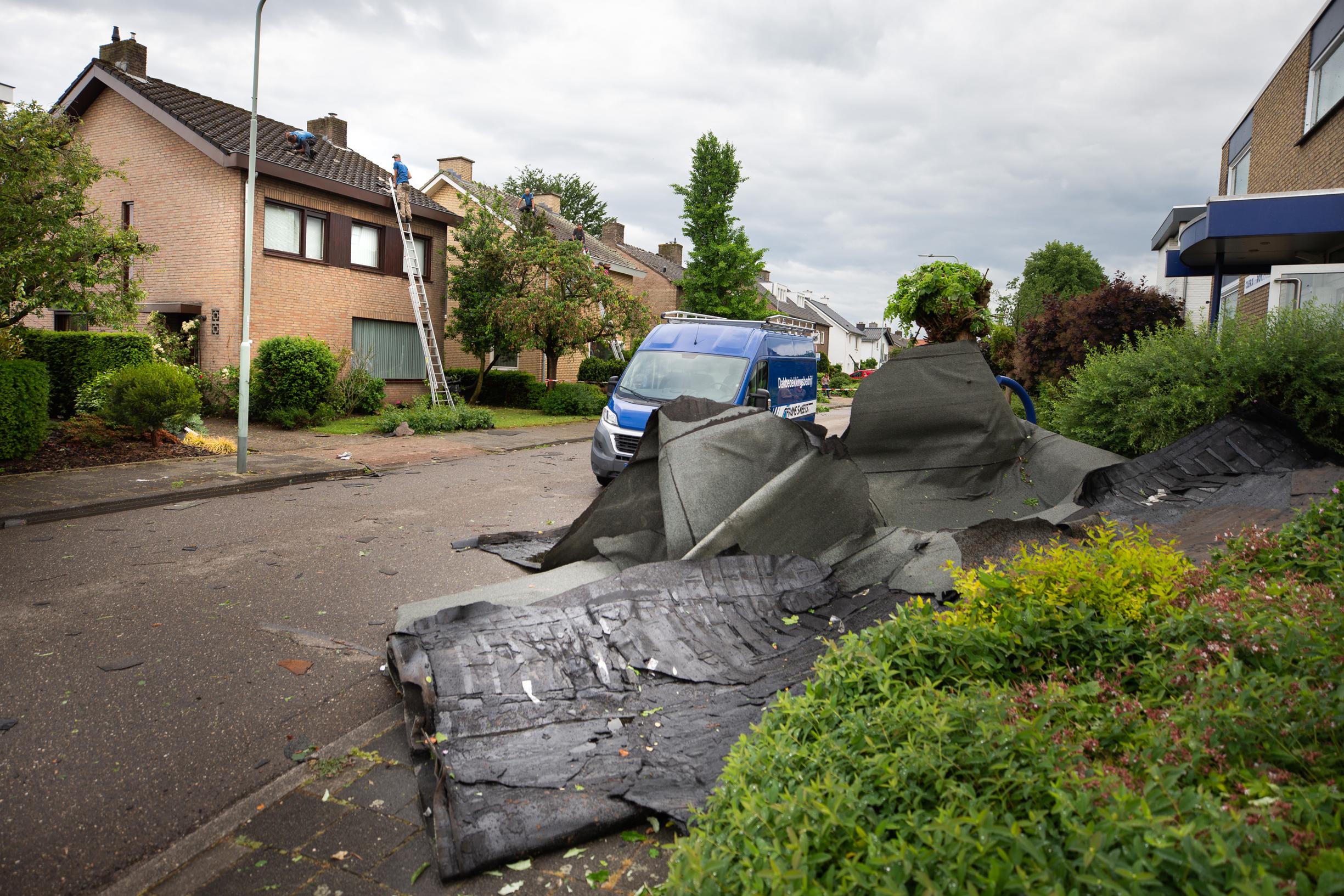 Puinruimen in Beek en Spaubeek: ‘Er zit een gat in het dak, ik heb ineens een boom in mijn tuin’