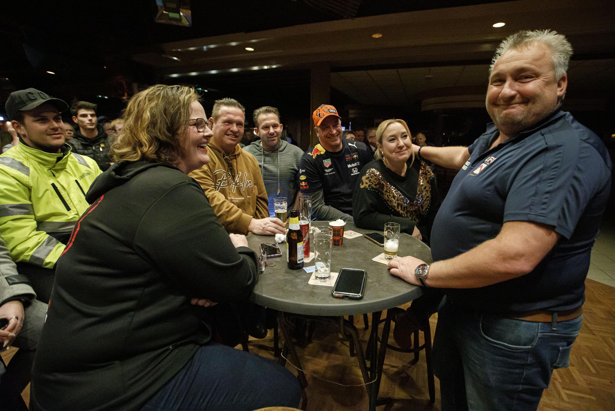 Fans Max Verstappen komen F1-vrienden van Montfort in Zaal Housmans te hulp: ‘Wij gaan helpen de boe