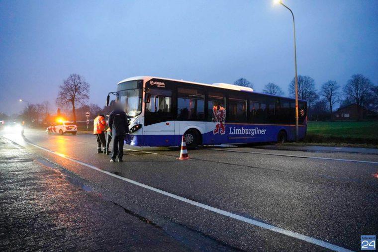 Buschauffeur wil keren maar komt dwars met lijnbus over de weg vast te