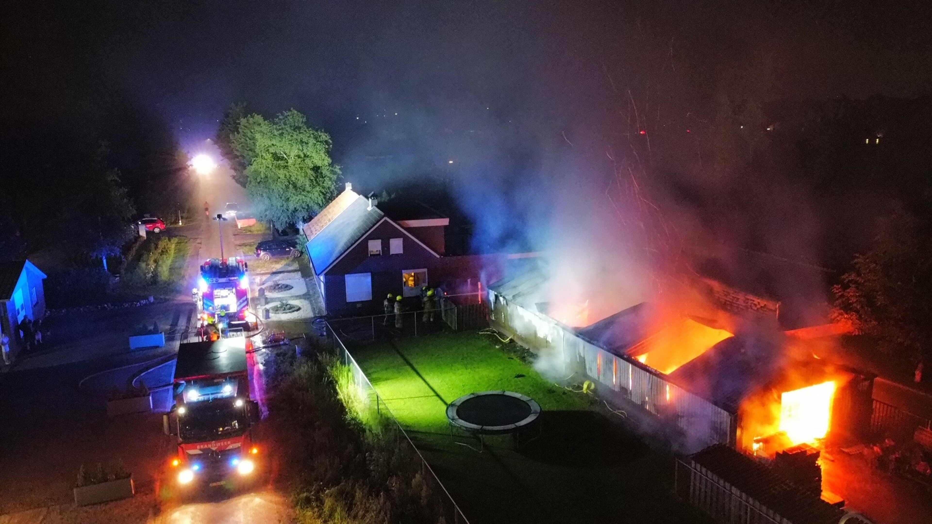 Video: Uitslaande brand verwoest loods in Meterik; brandweer voorkomt erger