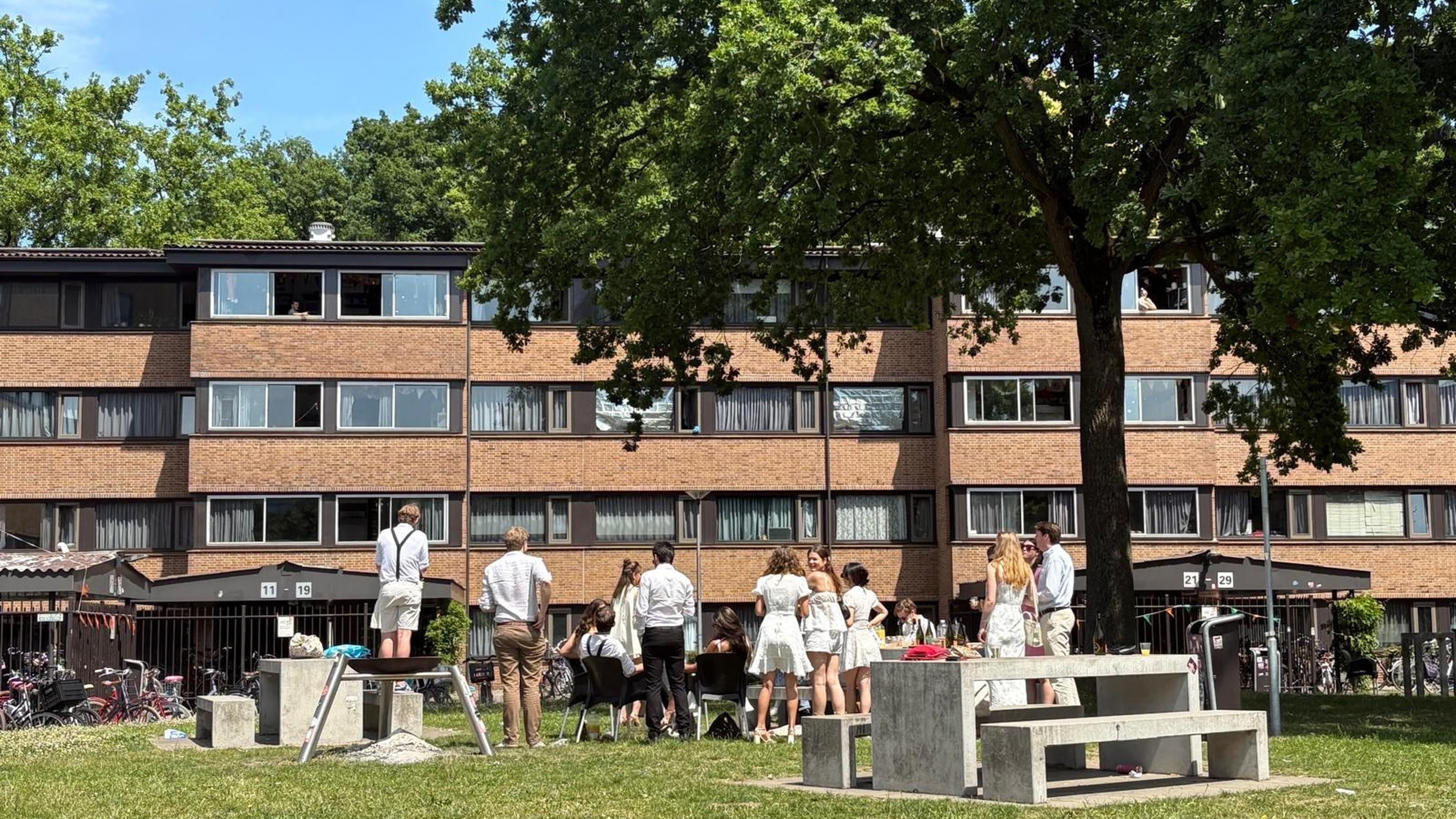 Wat te doen tegen studentenoverlast in Maastricht? In Nijmegen krijgen jongeren een zwarte kap tegen