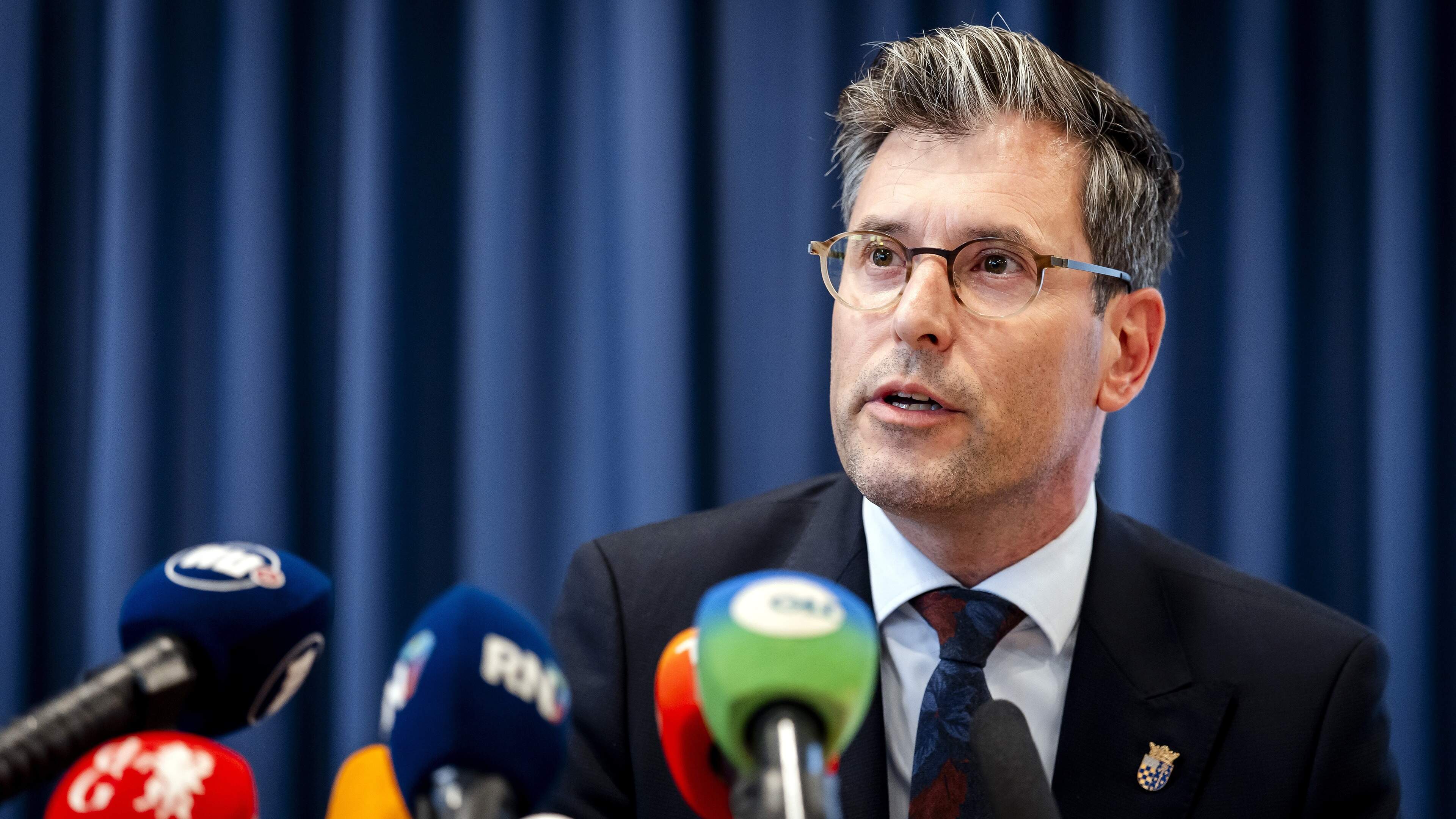 Na brute aanslag Overasselt zijn ineens alle ogen gericht op de burgemeester: wie is Joerie Minses (