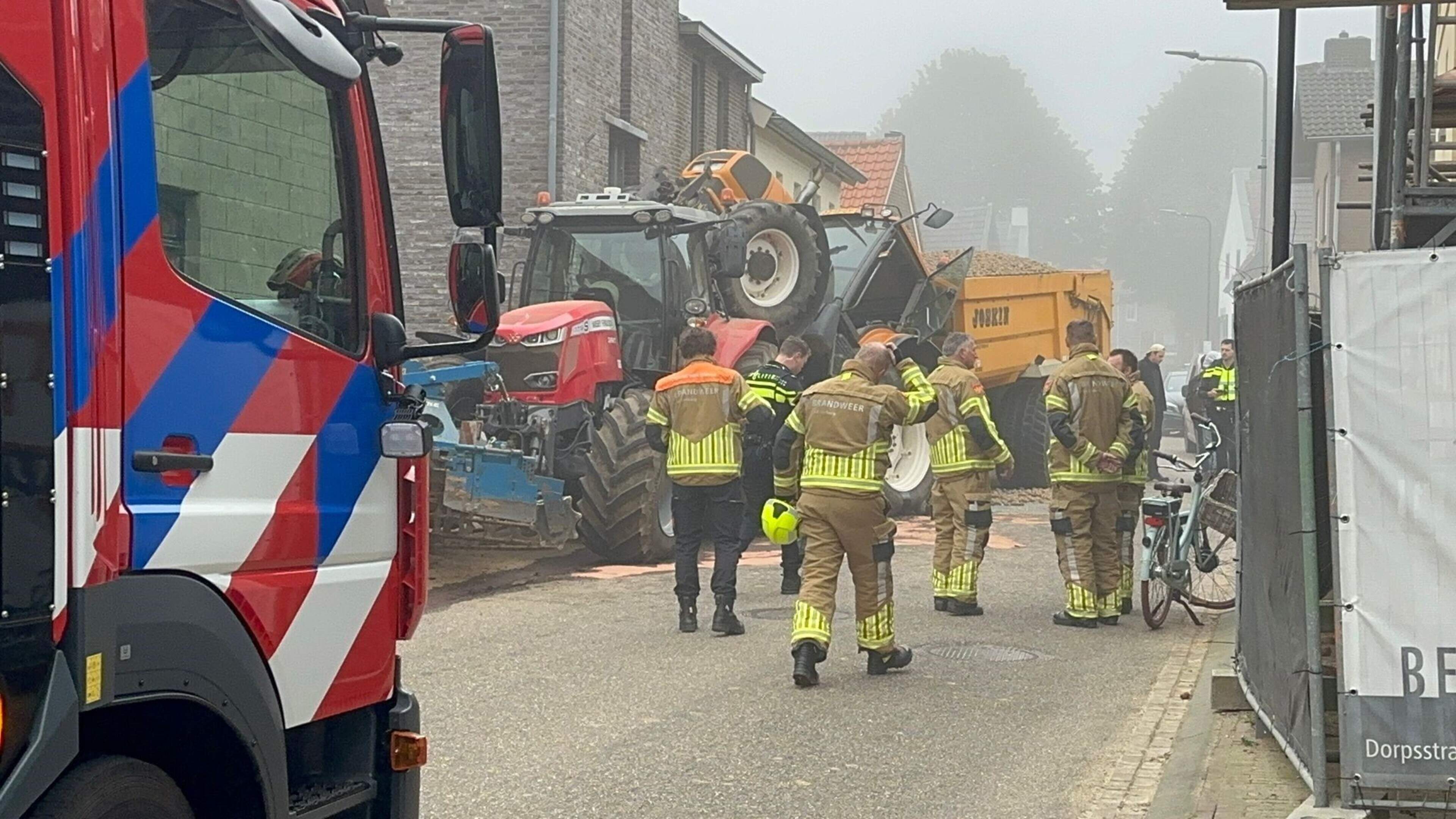 Twee tractoren botsen in Eckelrade: ravage op Dorpsstraat, geen gewonden