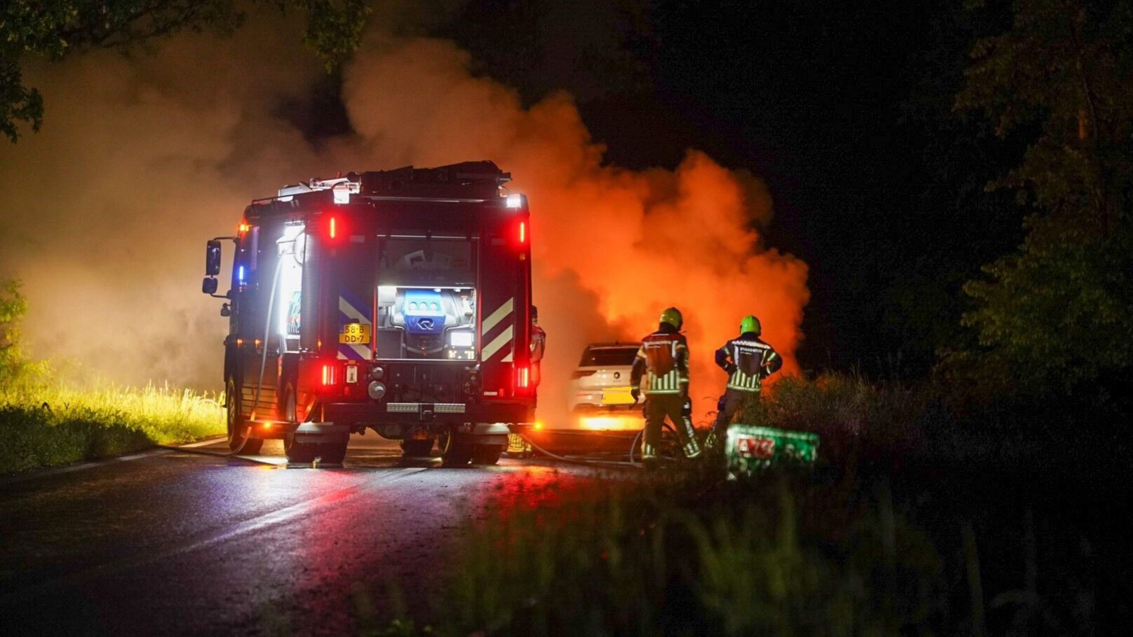 Auto vliegt tijdens rijden in brand op toerit A79 bij Hulsberg