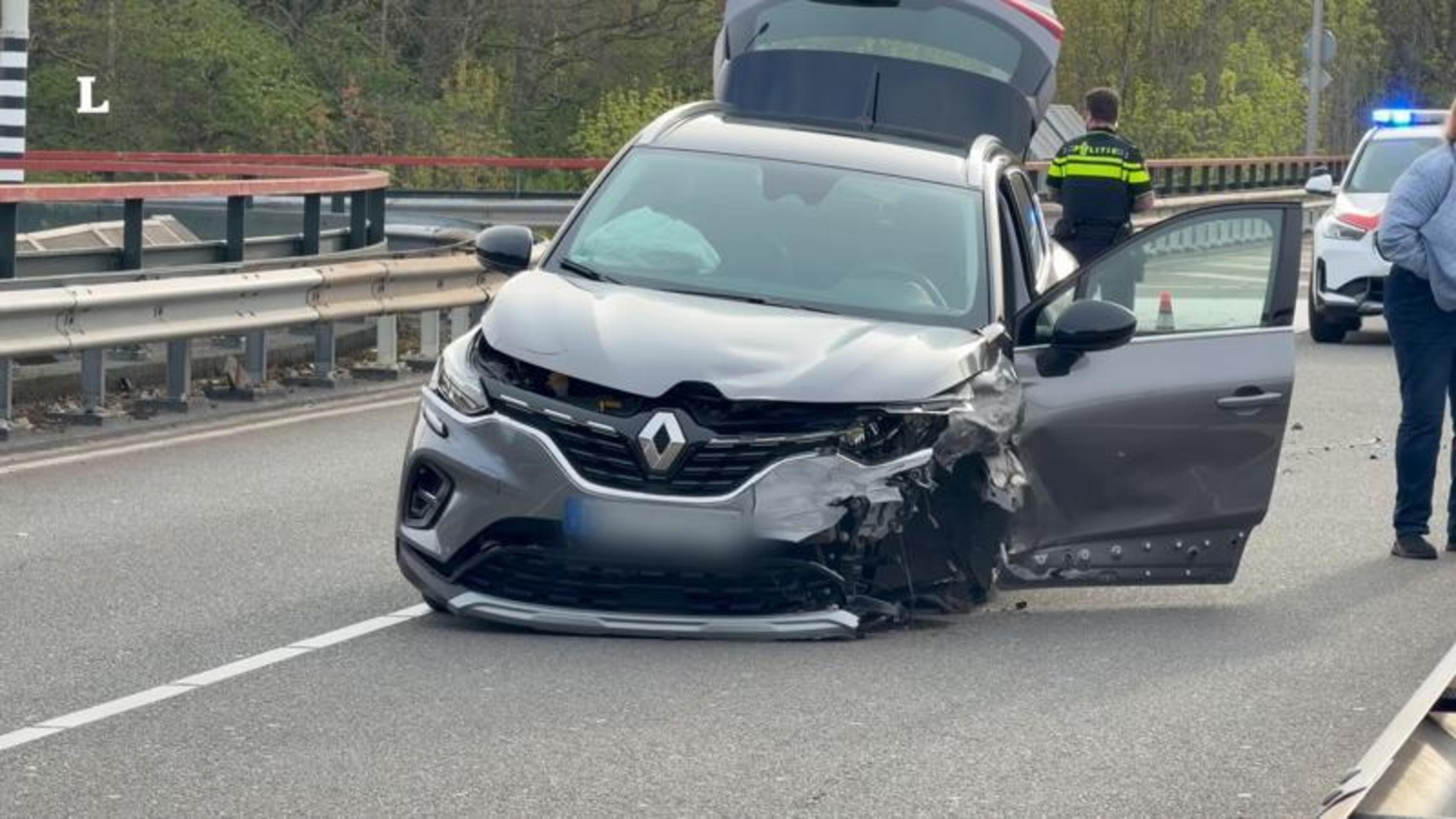 Auto tegen vangrail in Maastricht