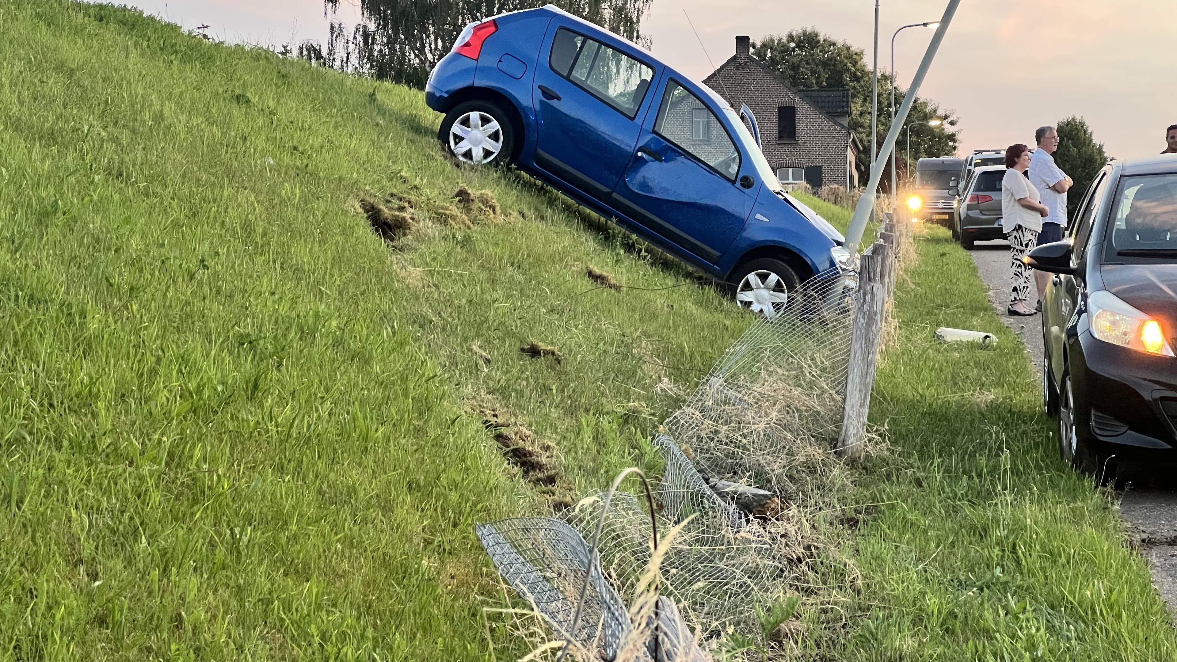 Automobilist vlucht na verkeersongeval in Swalmen waarbij auto op helling terechtkomt