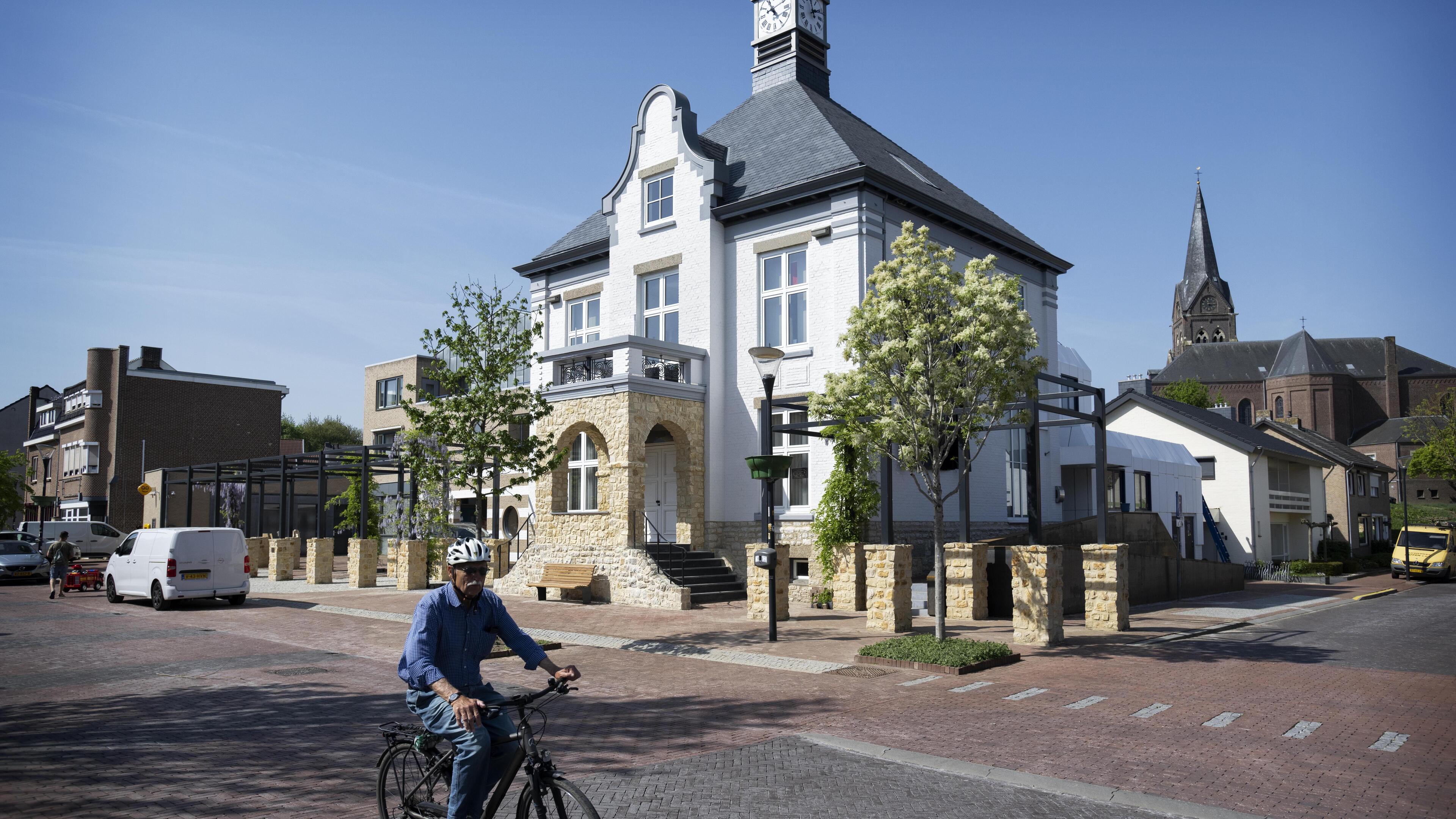 Oude gemeentehuis Bocholtz in ere hersteld, inclusief tijdcapsule op puntje van de toren