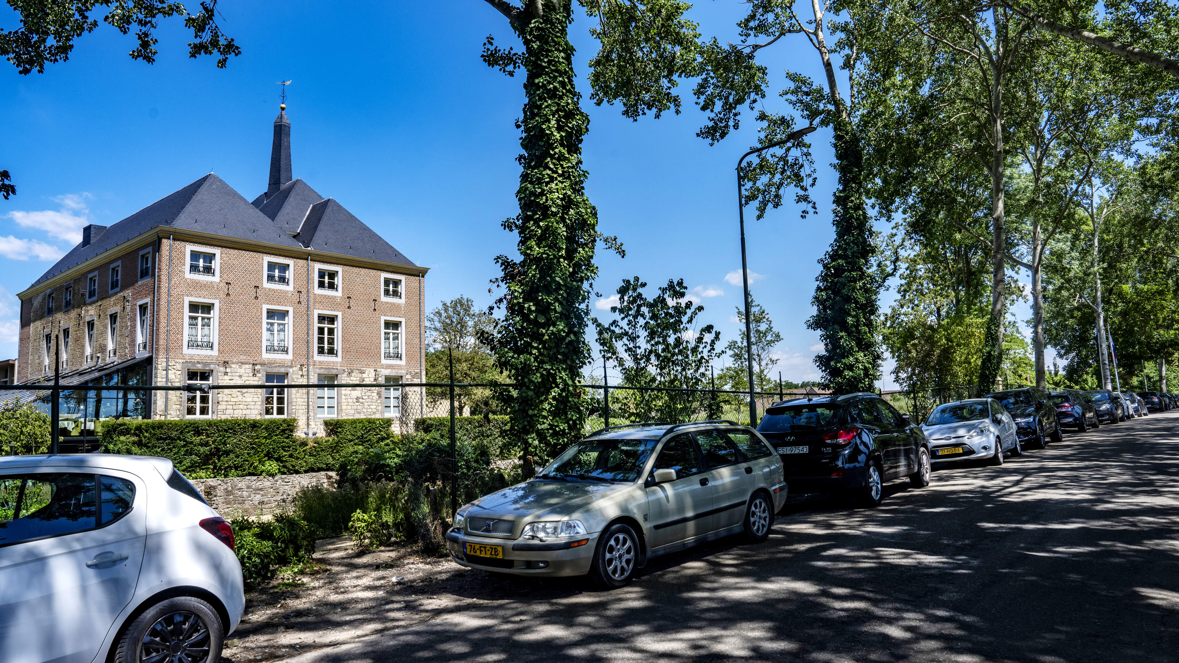 Parkeerverbod ingetrokken, nieuwe parkeerlocatie Kasteel Van Oys nog niet rond