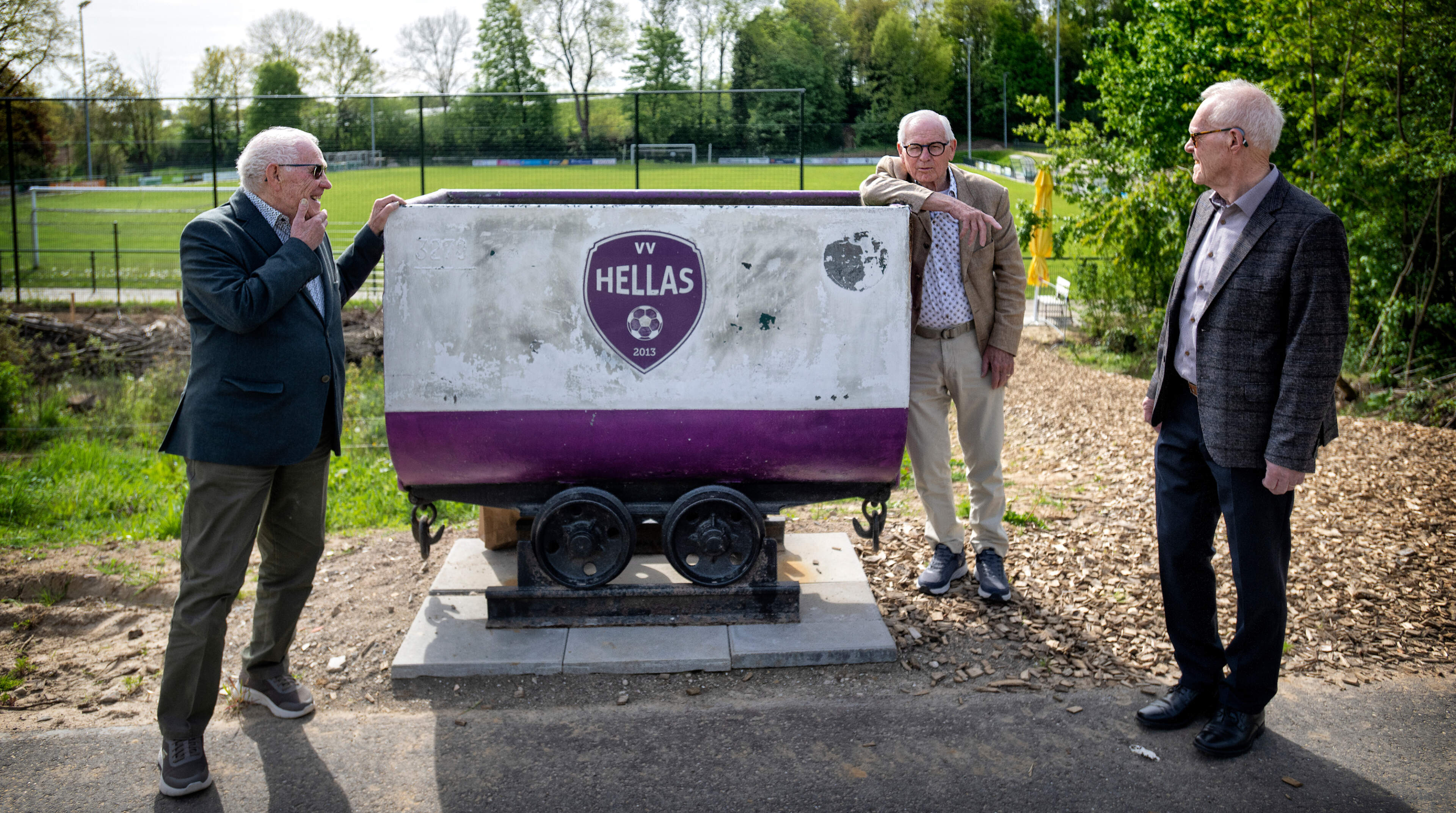 Koeienvlaaien spreiden, gebreide keepershandschoenen, geen lichtmasten: drie broers zijn 70 jaar lid