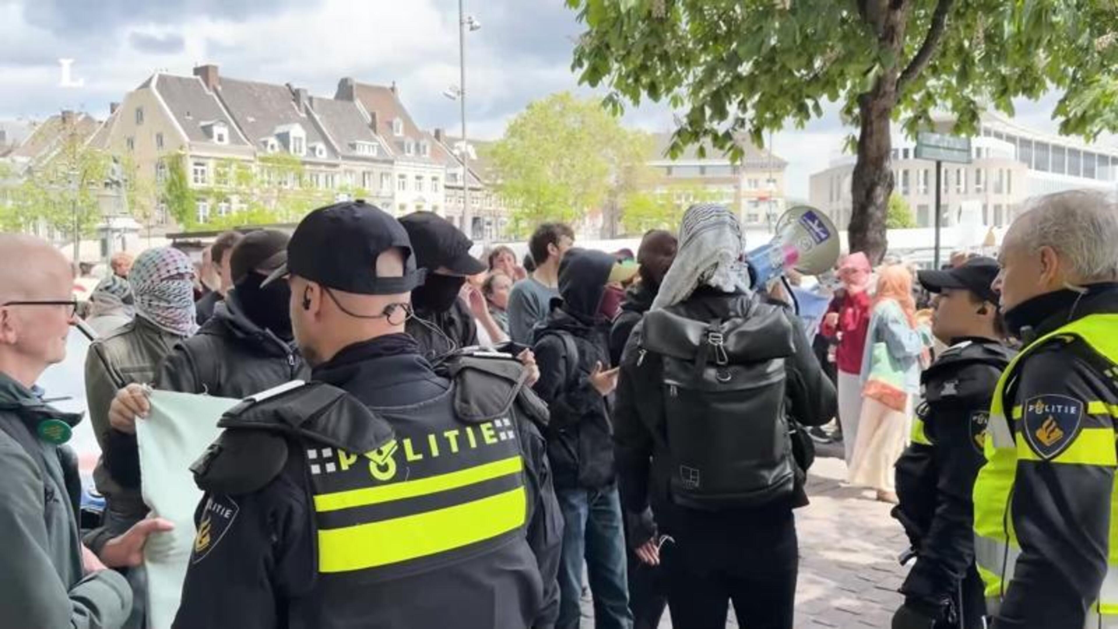 Politie houdt demonstranten Maastricht uiteen