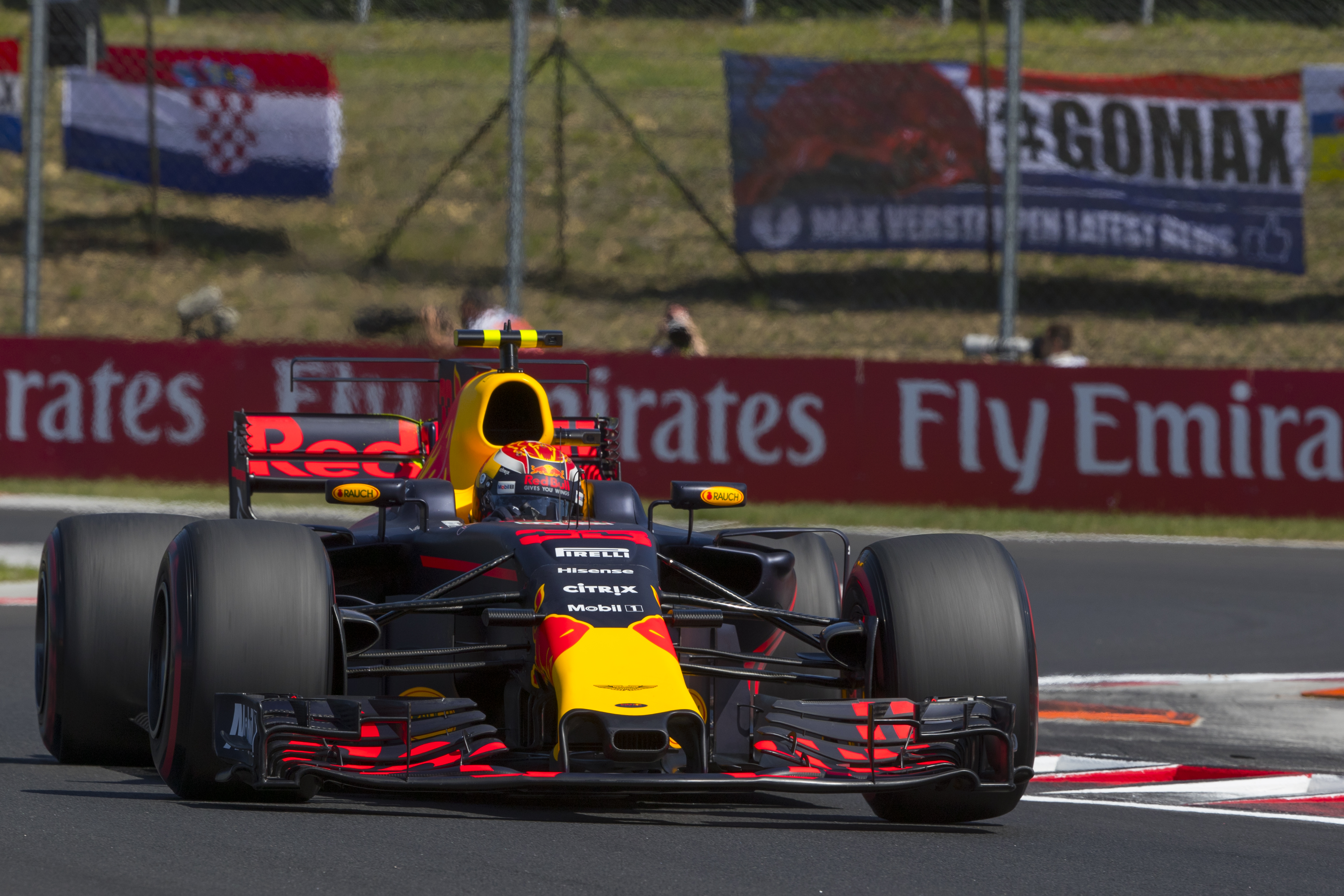 Max Verstappen vijfde in GP Hongarije, tijdstraf gooit roet in het eten