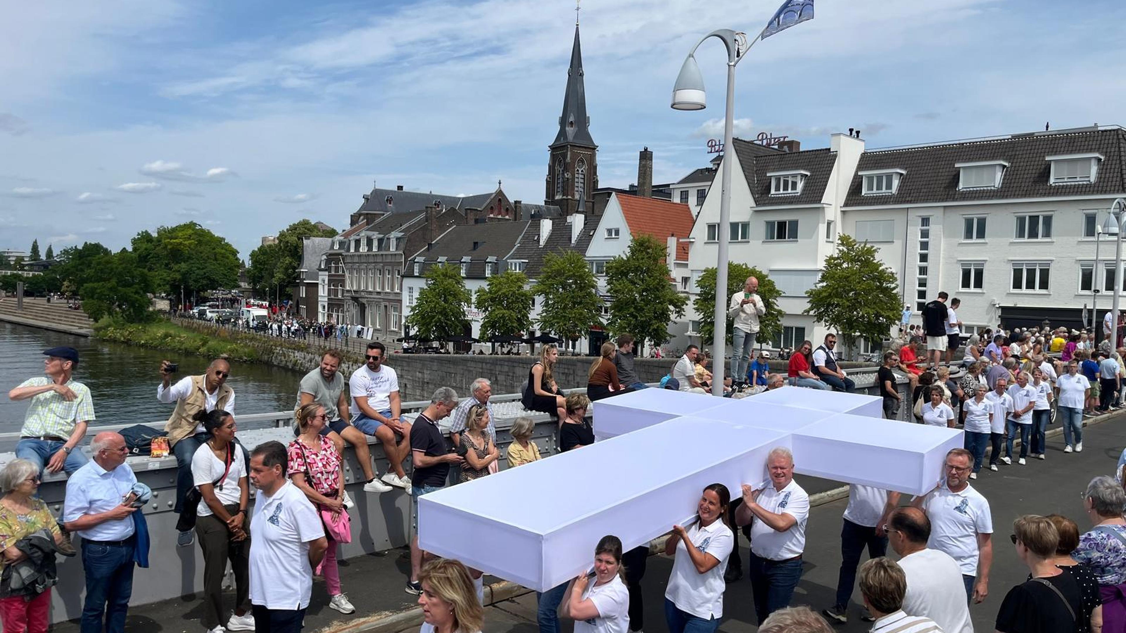 Video: De Eerste Ommegang van de Heiligdomsvaart Maastricht: devotie en spektakel in de binnenstad