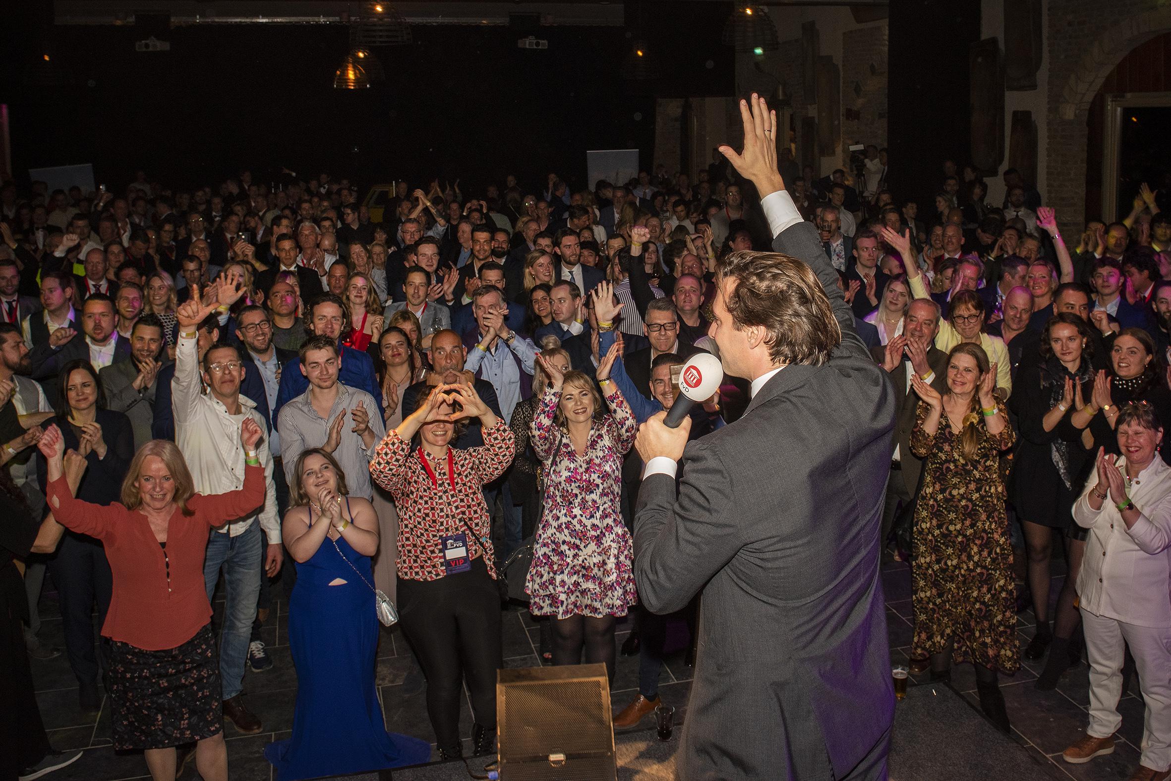 Zo ging het er op verkiezingsavond bij Forum voor Democratie aan toe met Thierry Baudet in een Limbu