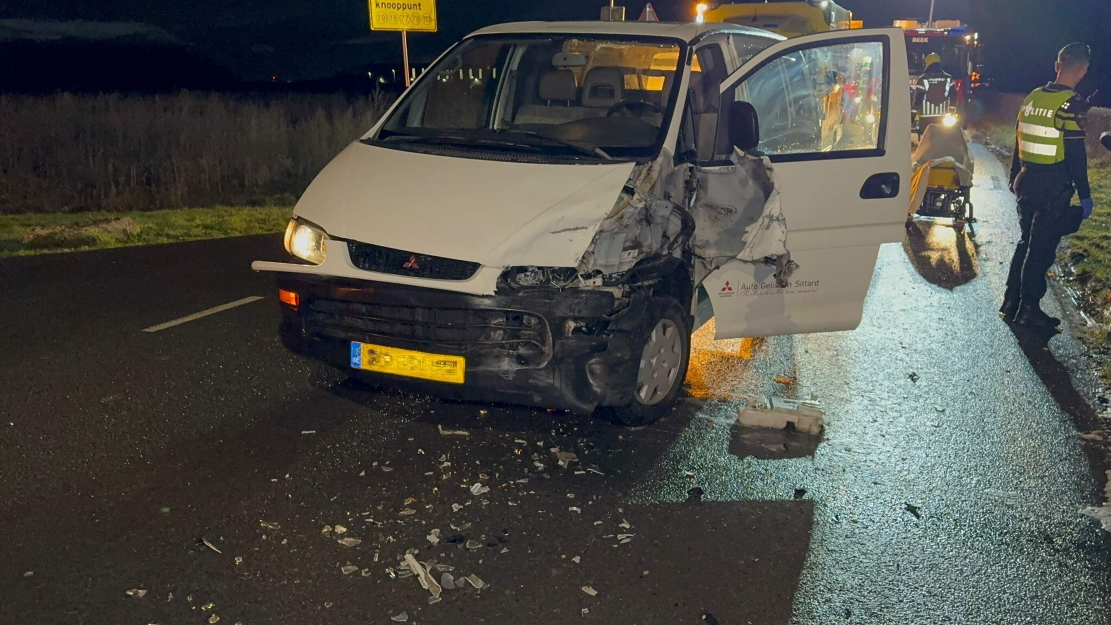 Persoon bekneld na frontale aanrijding tussen busje en auto in Beek. Persoon bekneld na frontale aanrijding tussen busje en auto in Beek.