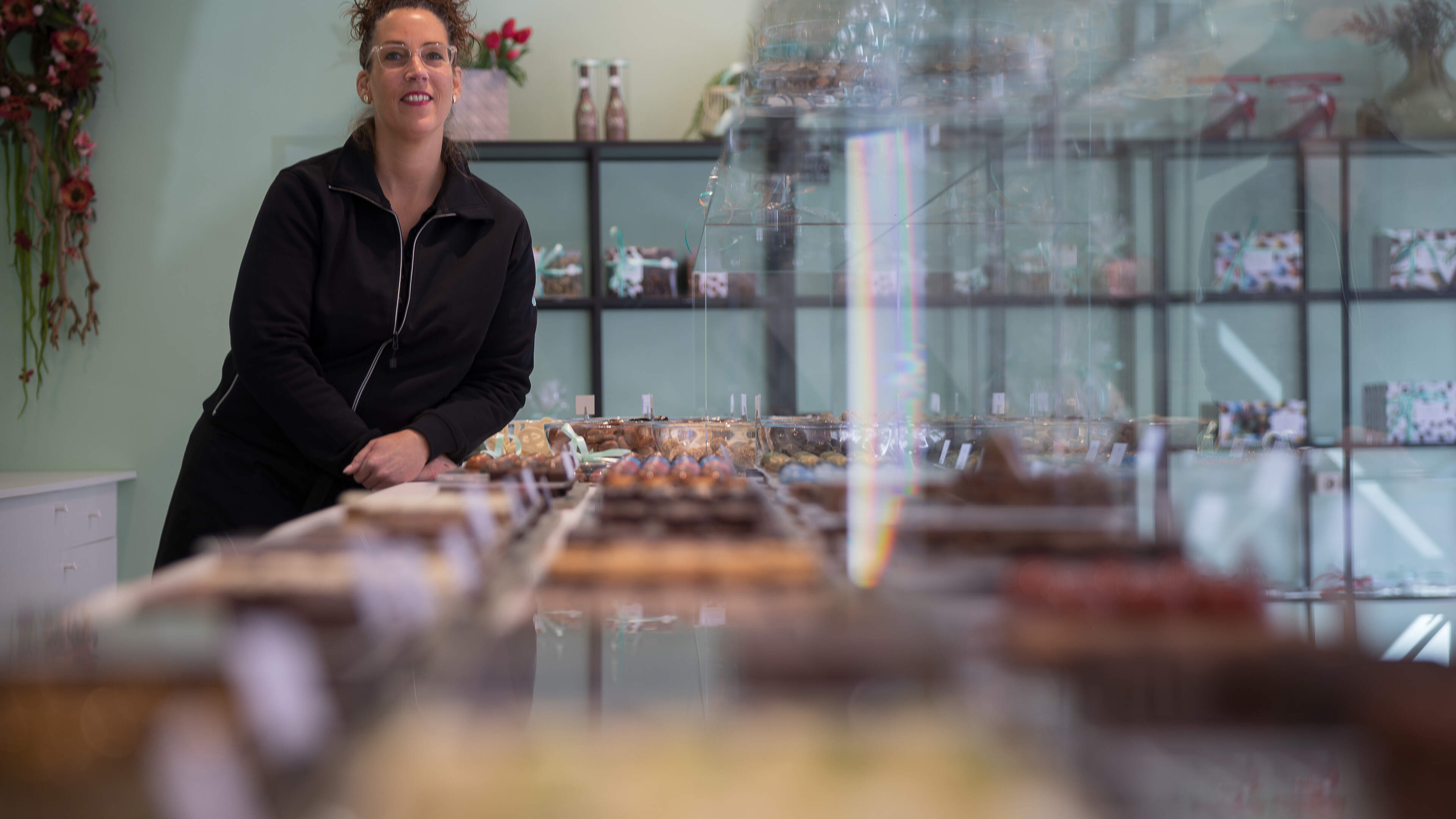 Tatjana runt in Landgraaf de nieuwste vestiging van Visser Chocolade: ‘Erg gevaarlijk dat jullie hie