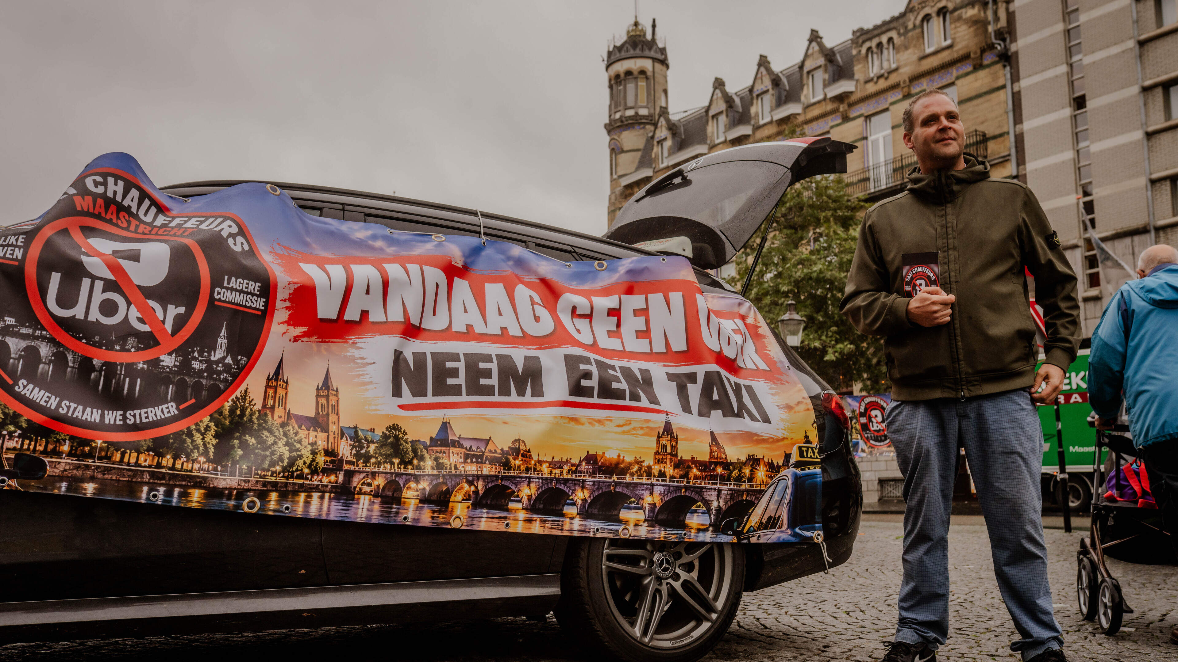 Limburgse taxichauffeurs voeren actie en weigeren ritten voor Uber te rijden: ‘Wij hopen dat collega