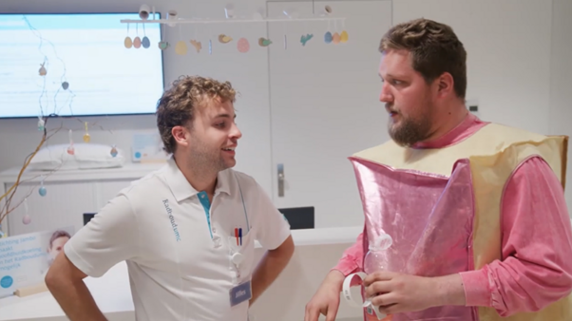 Tycho Reijnders in zijn tompoucepak in het ziekenhuis.
