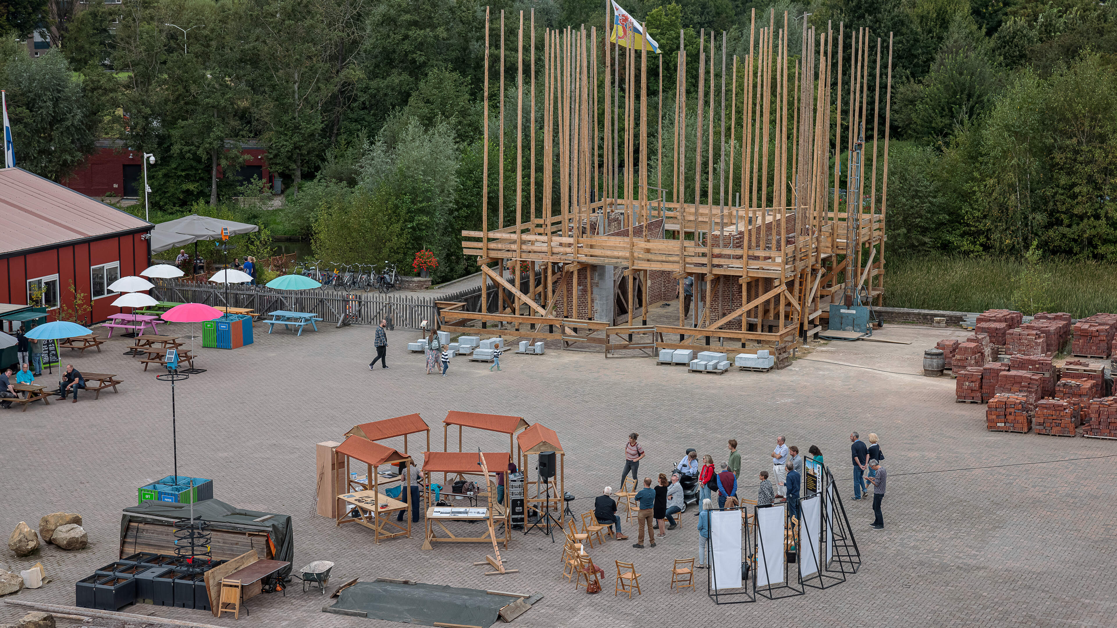 Architect adviseert poortgebouw zonder poort, anders lopen kosten kasteel Schaesberg in Landgraaf we