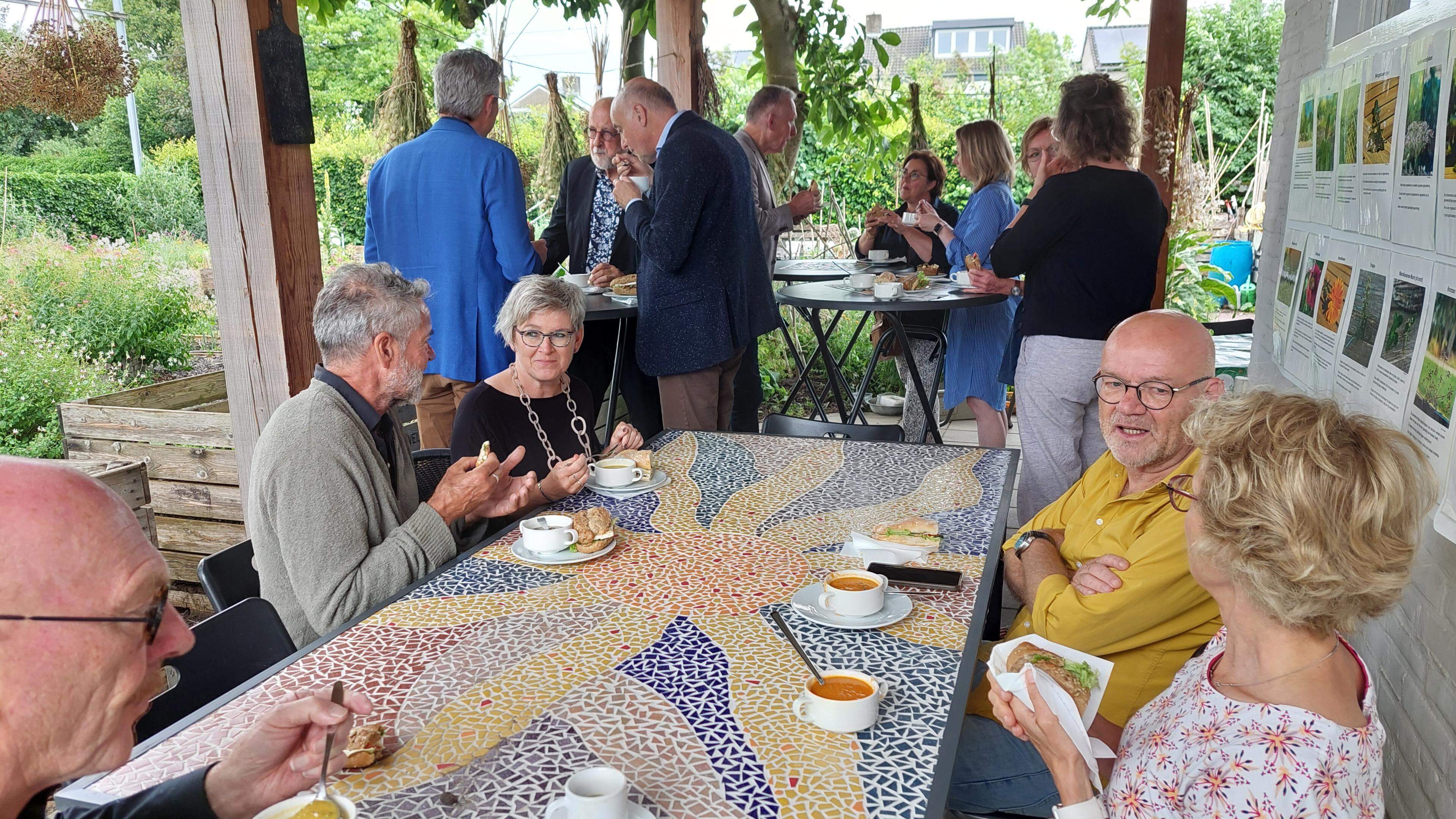 Uit onderzoek blijkt dat iedere euro die Sociaal Centrum Eijsden investeert in vrijwilligers, zes eu