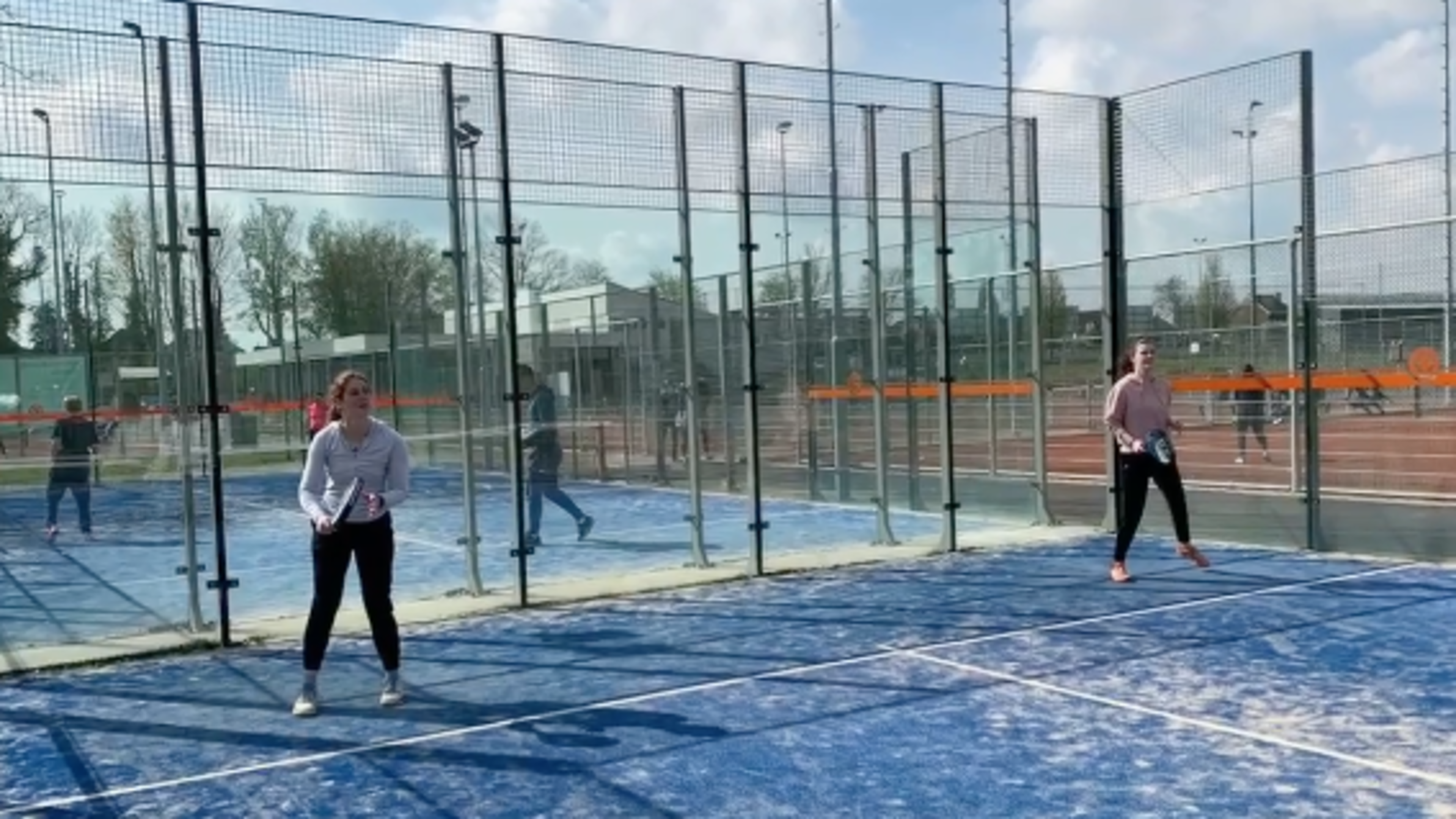 Leden van TV Simpelveld volgen padelclinic bij TPV De Dassenburcht in Hulsberg