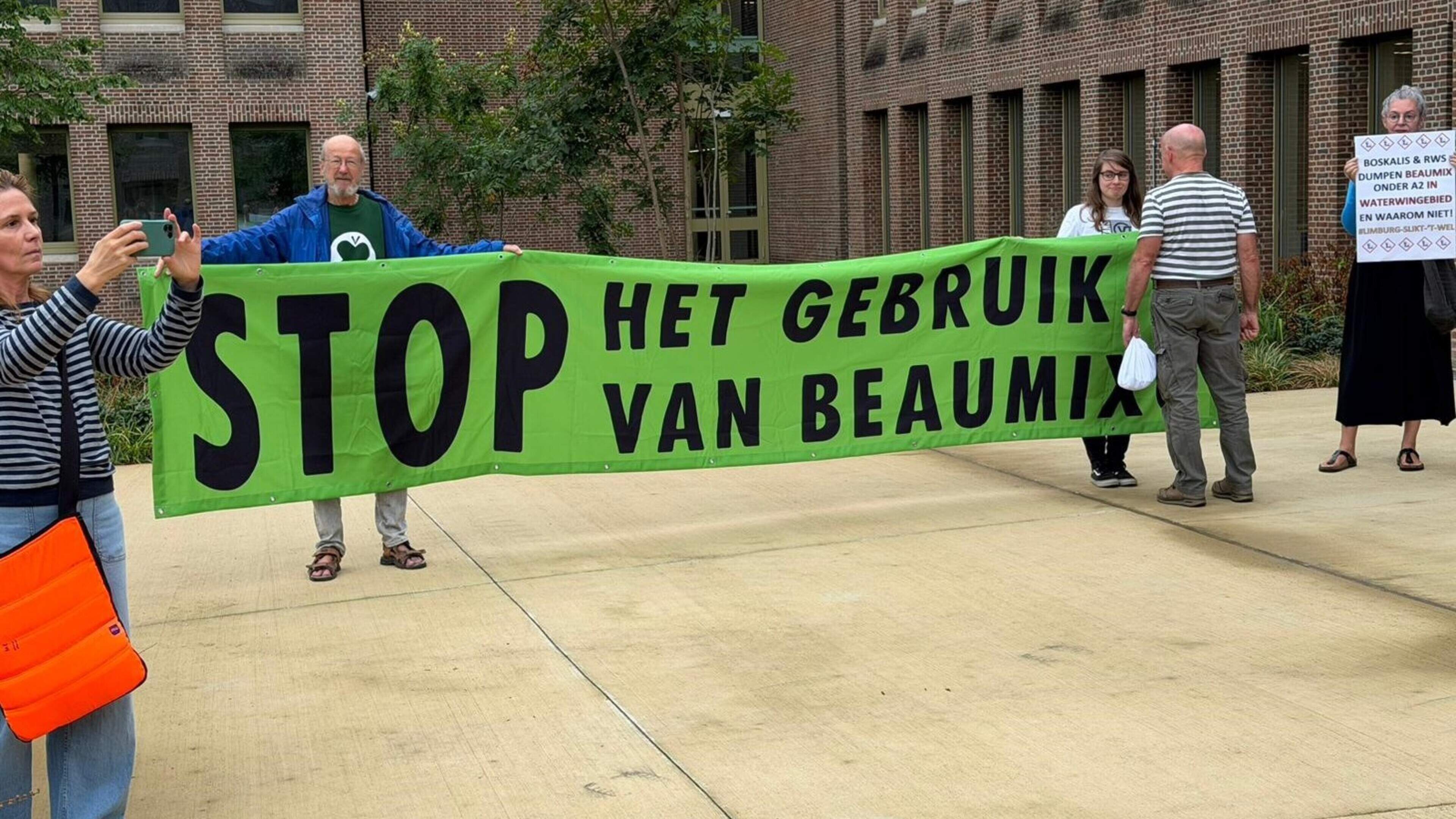 Actievoerders betogen bij provincie Limburg tegen gebruik Beaumix: ‘Ongeschikt om te gebruiken, zeke