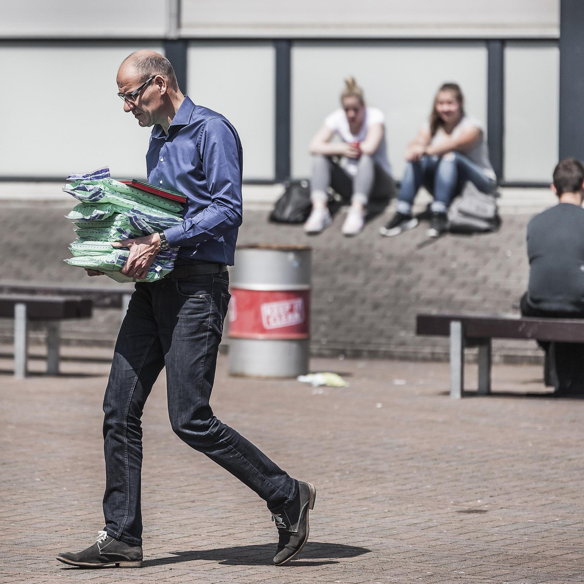 Docent met stapels examens in Geleen. Deze docent komt niet voor in dit verhaal. 