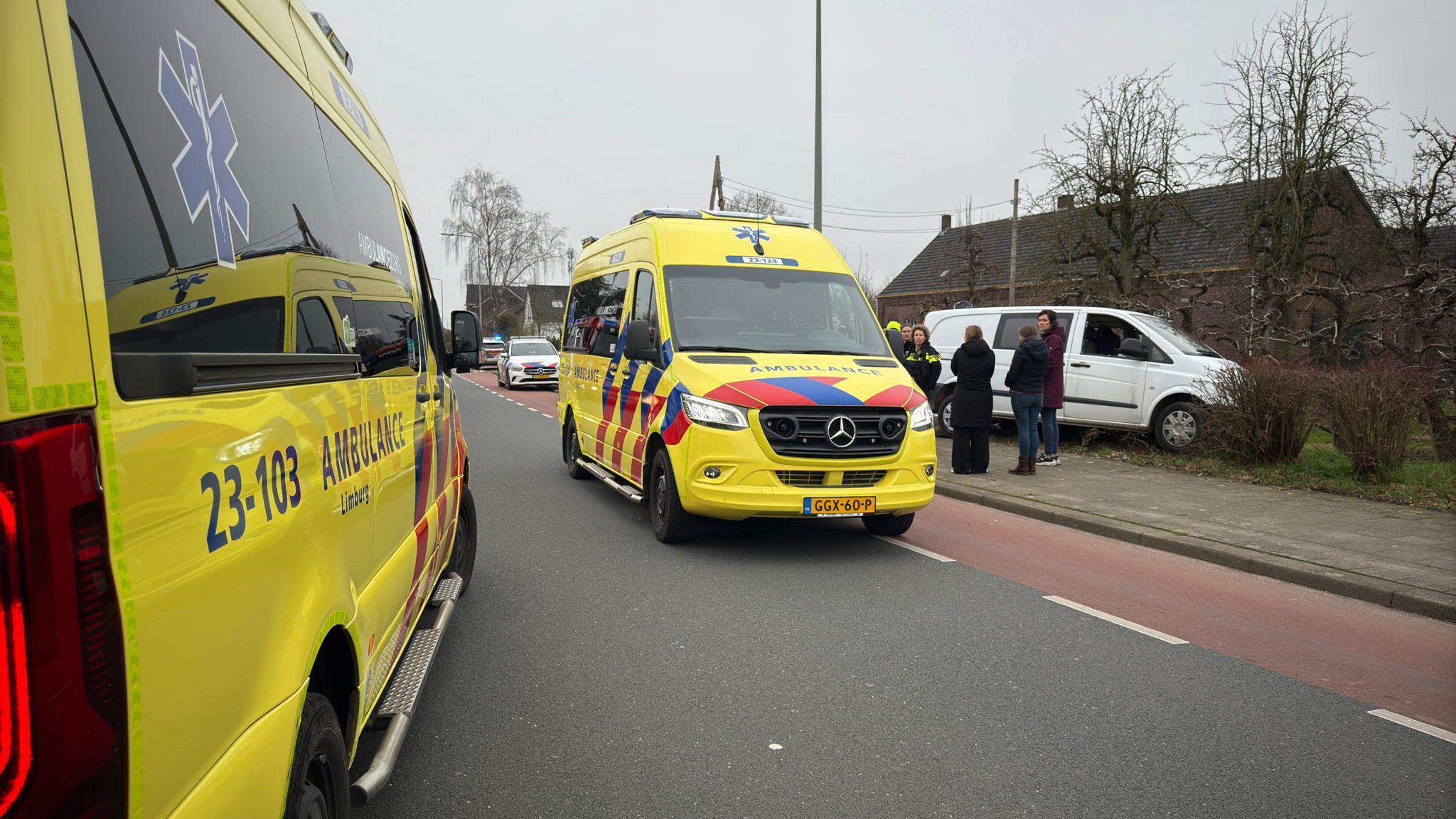Persoon onwel in auto Sevenum, omstanders schieten te hulp