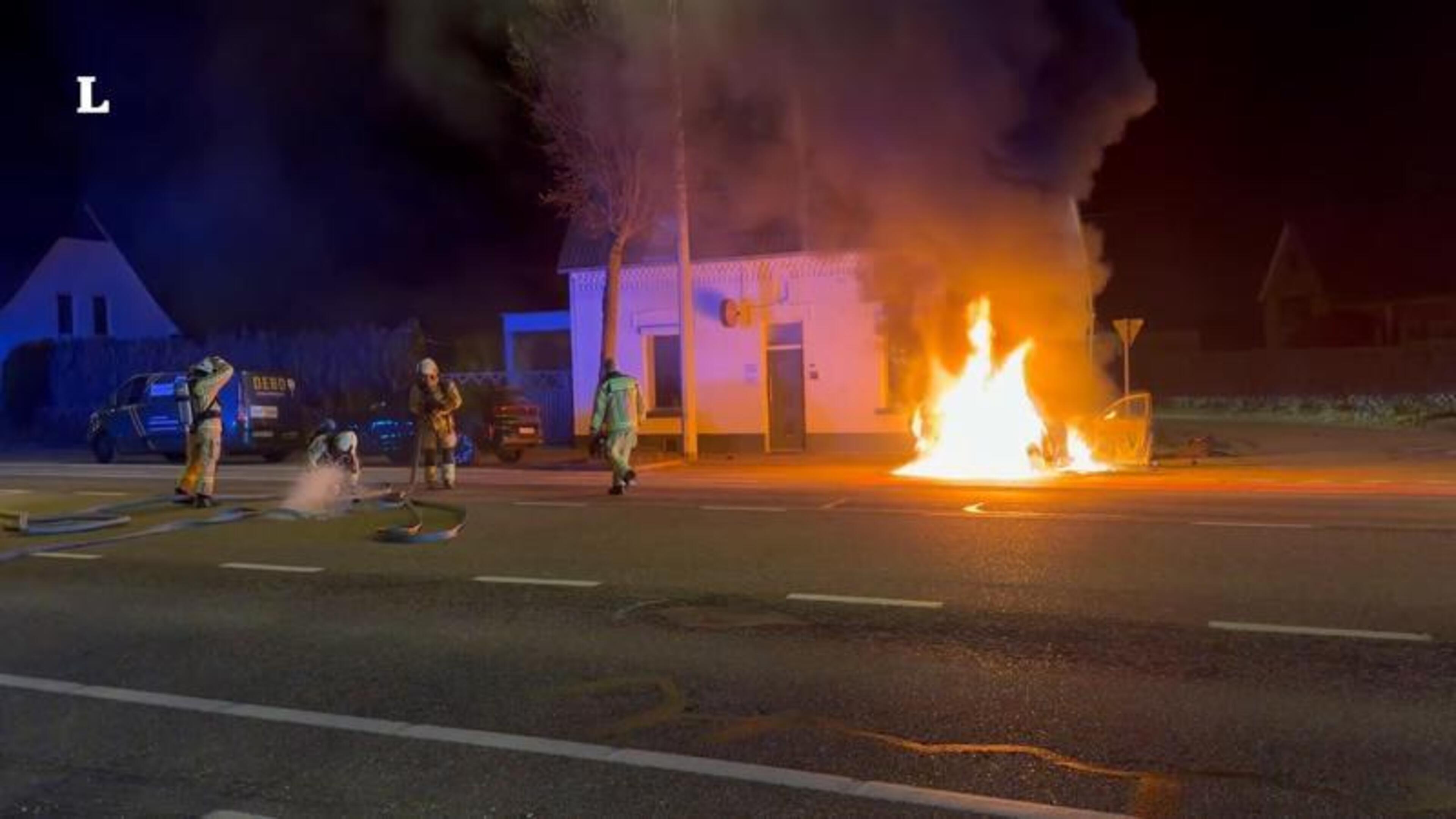 Auto vat vlam in Veldwezelt