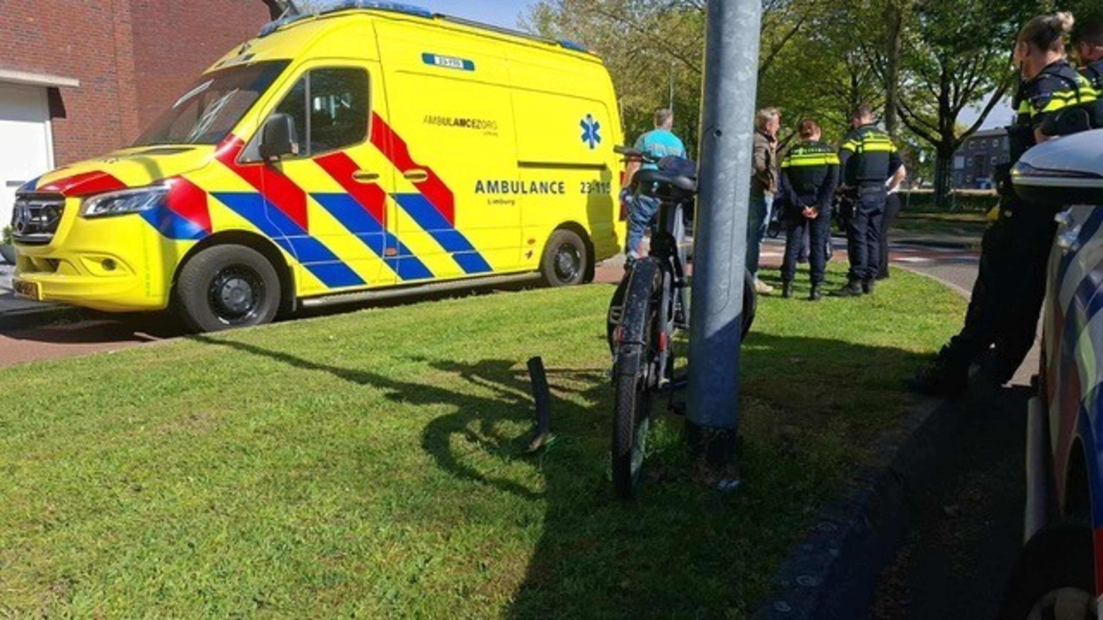 Fietser gewond na botsing met auto in Venlo.