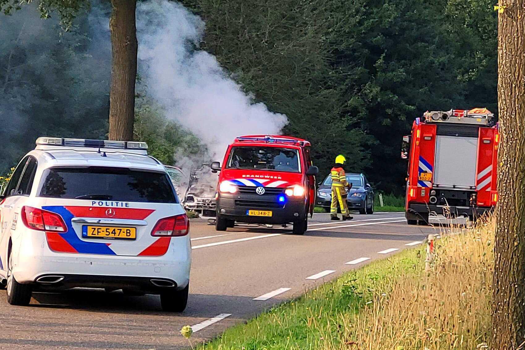 Auto vliegt al rijdend in brand in Wittem | De Limburger