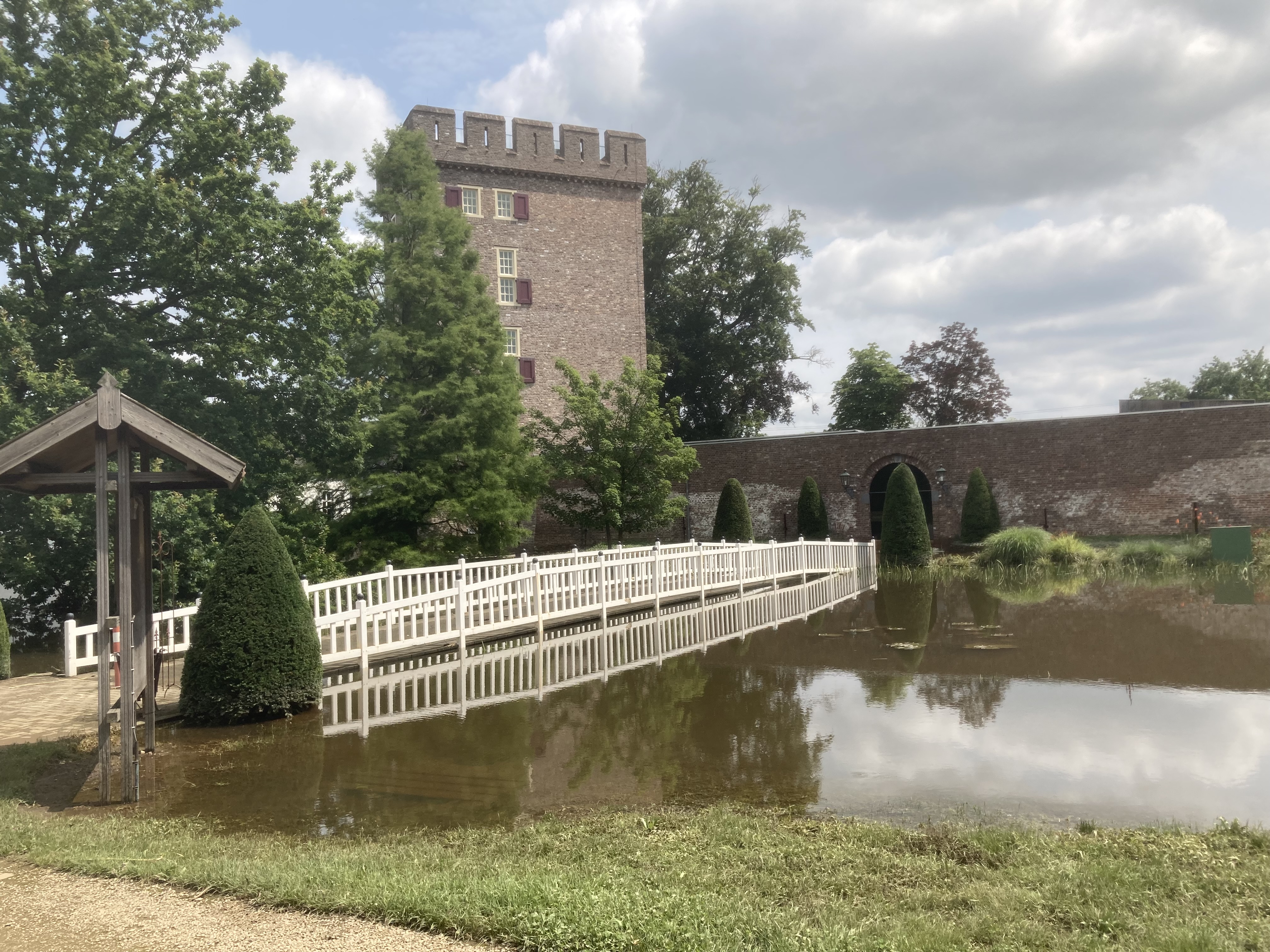 In de feestzaal stond het water kniehoog, maar evengoed was er koffie en vlaai op kasteel Daelenbroe