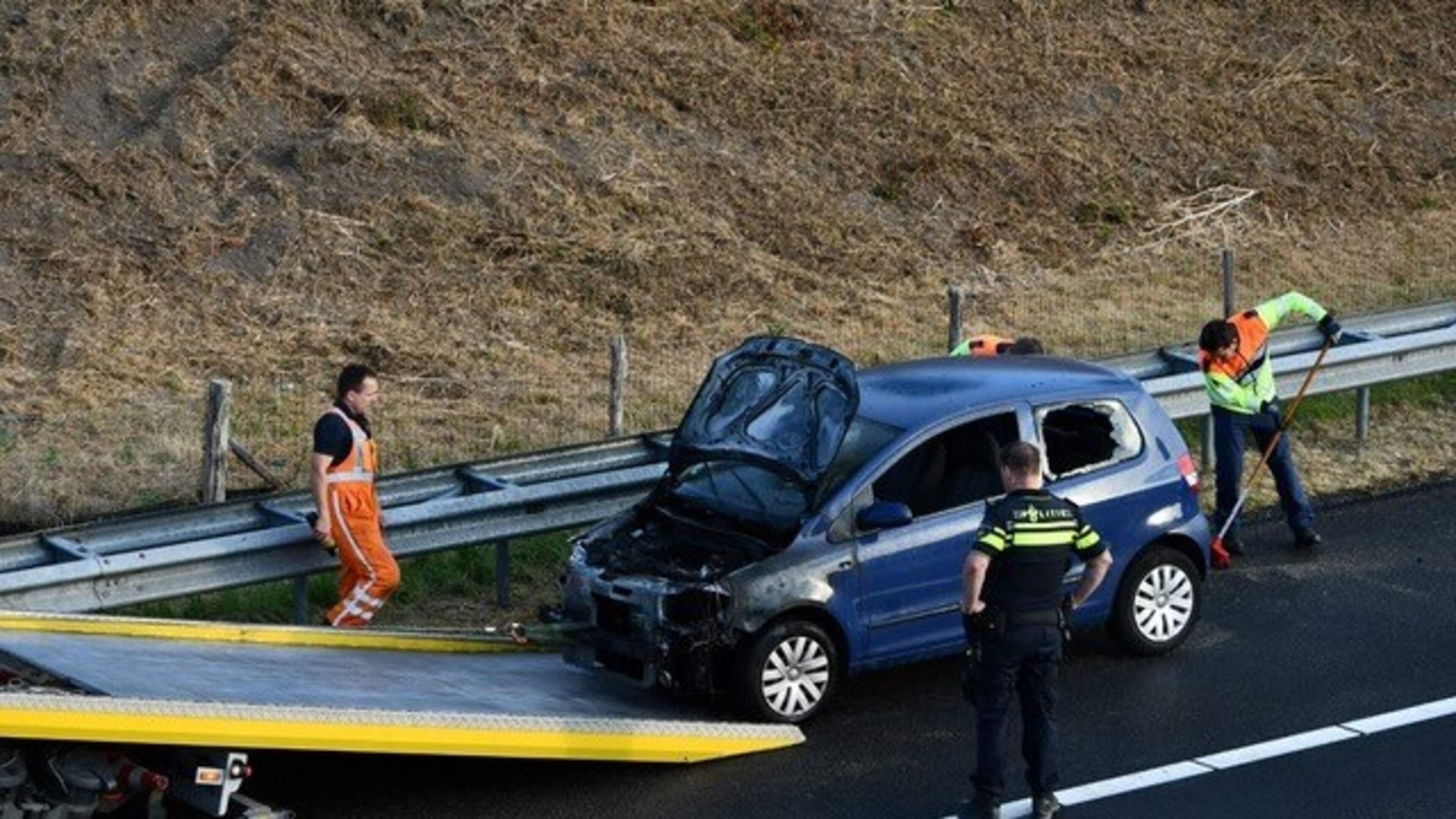 Auto vliegt in brand op A73 bij Tegelen
