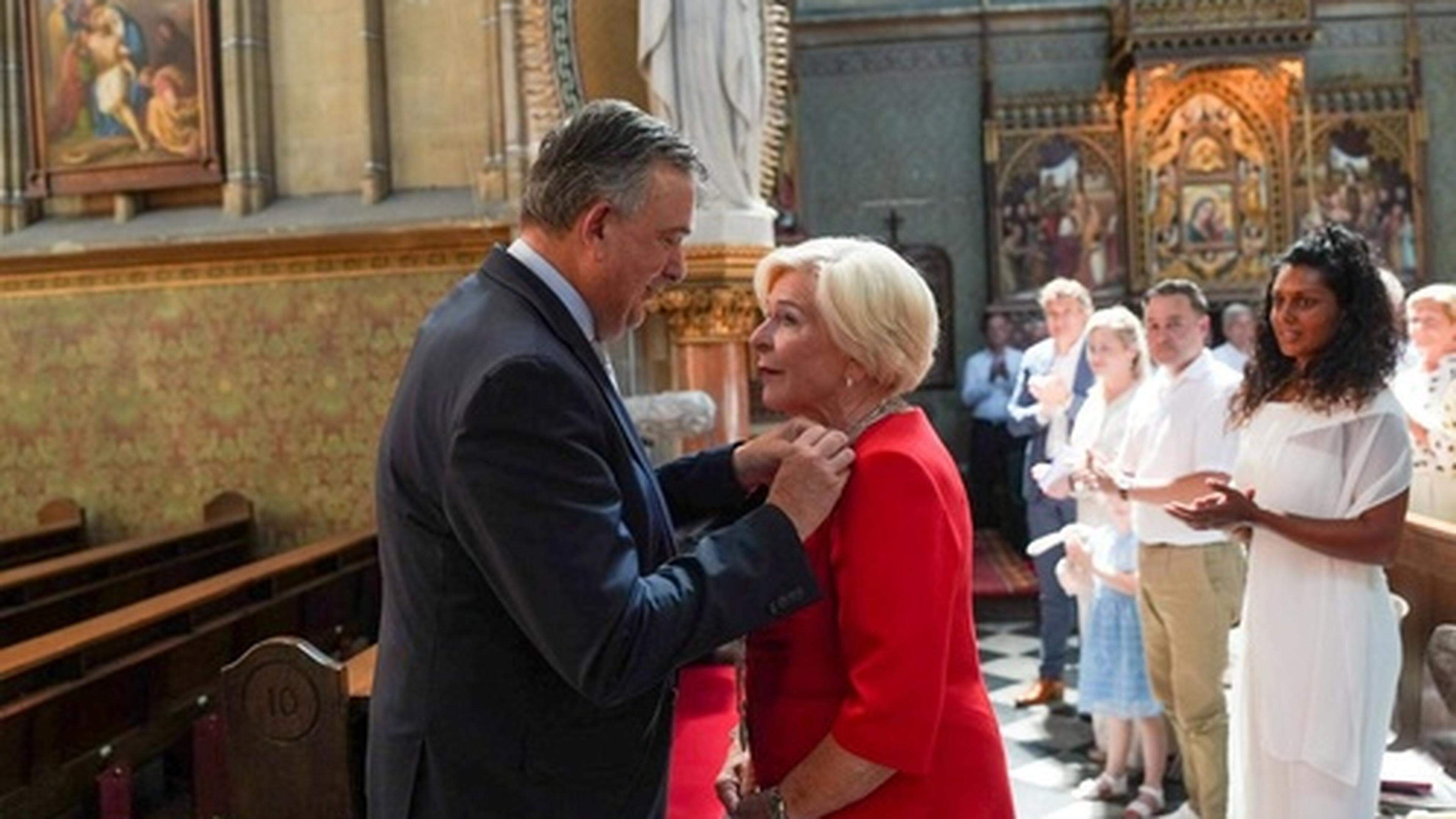 Burgemeester Mirjam Clermonts bij afscheid benoemd tot Ridder in orde van Oranje Nassau en ereburger
