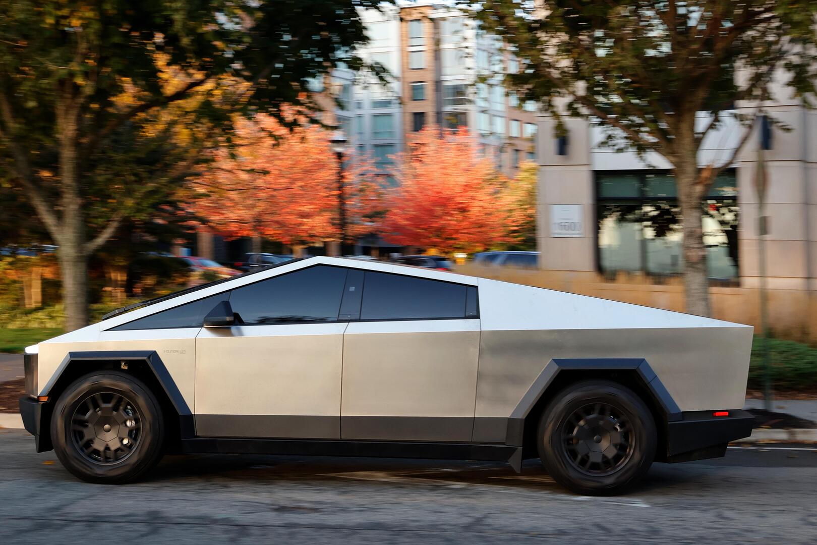 Limburgse rapper Kosso eerste Tesla Cybertruck-eigenaar in Nederland ...