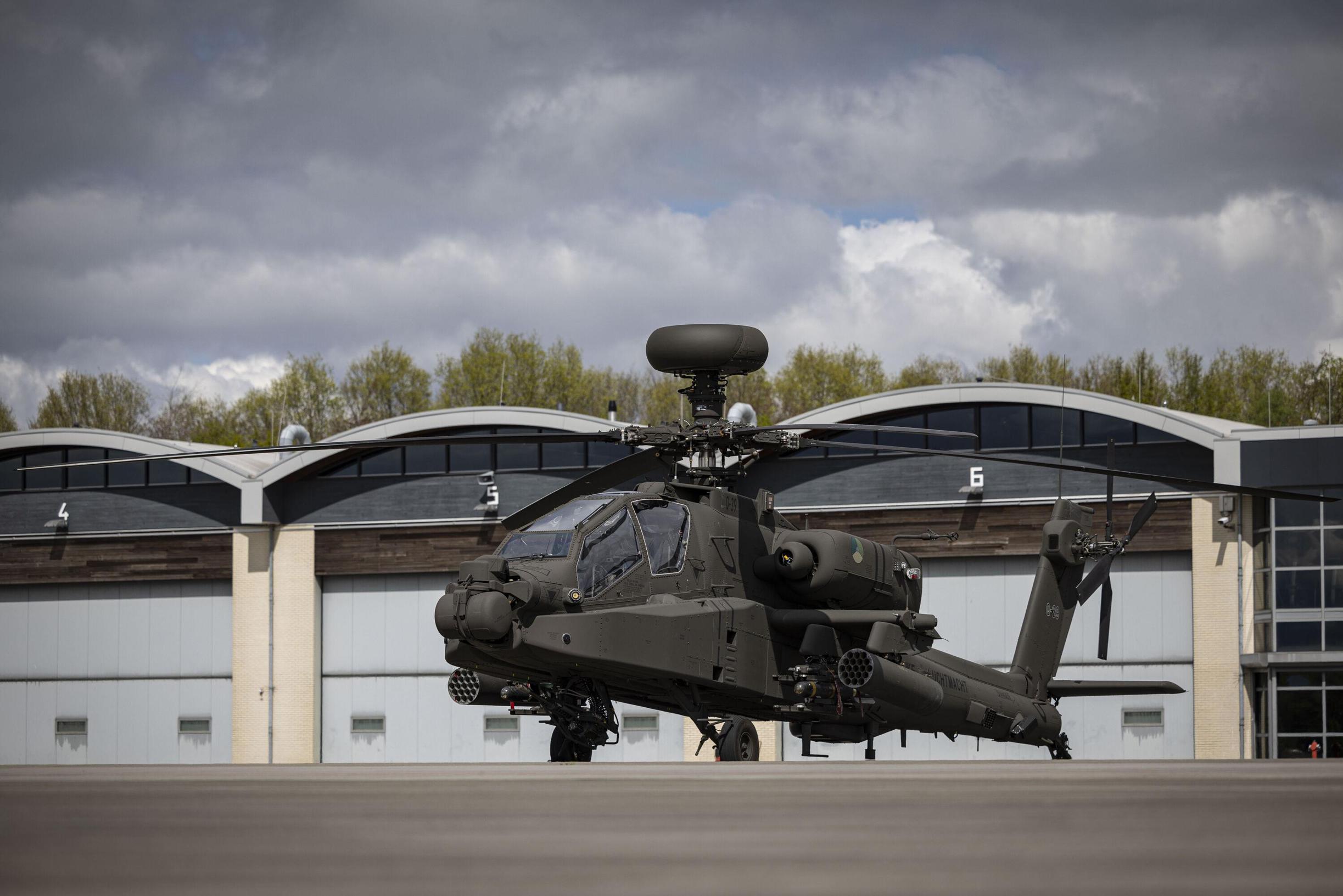 Apache gevechtshelikopters oefenen rond Luitenant-generaal Bestkazerne in Vredepeel