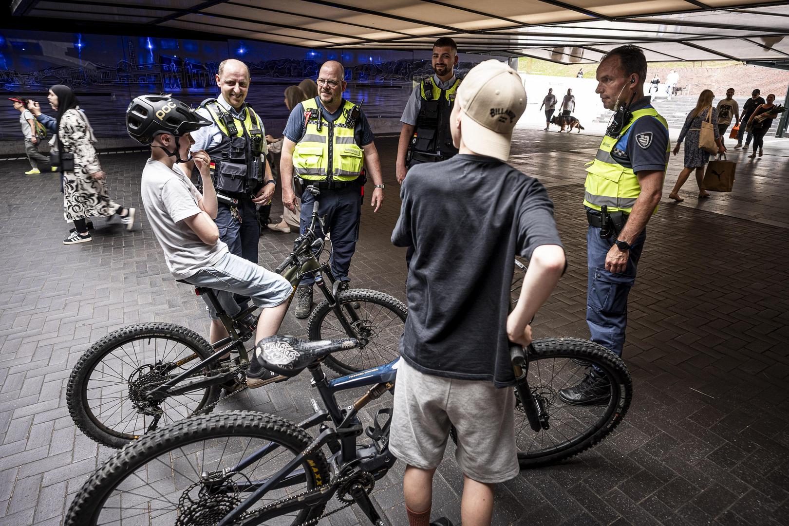 Twee Duitse jongens racen door de onderdoorgang (onder N280) en worden door de Duitse handhaver Karl-Heinz Dierker erop aangesproken dat ze daar moeten lopen. 