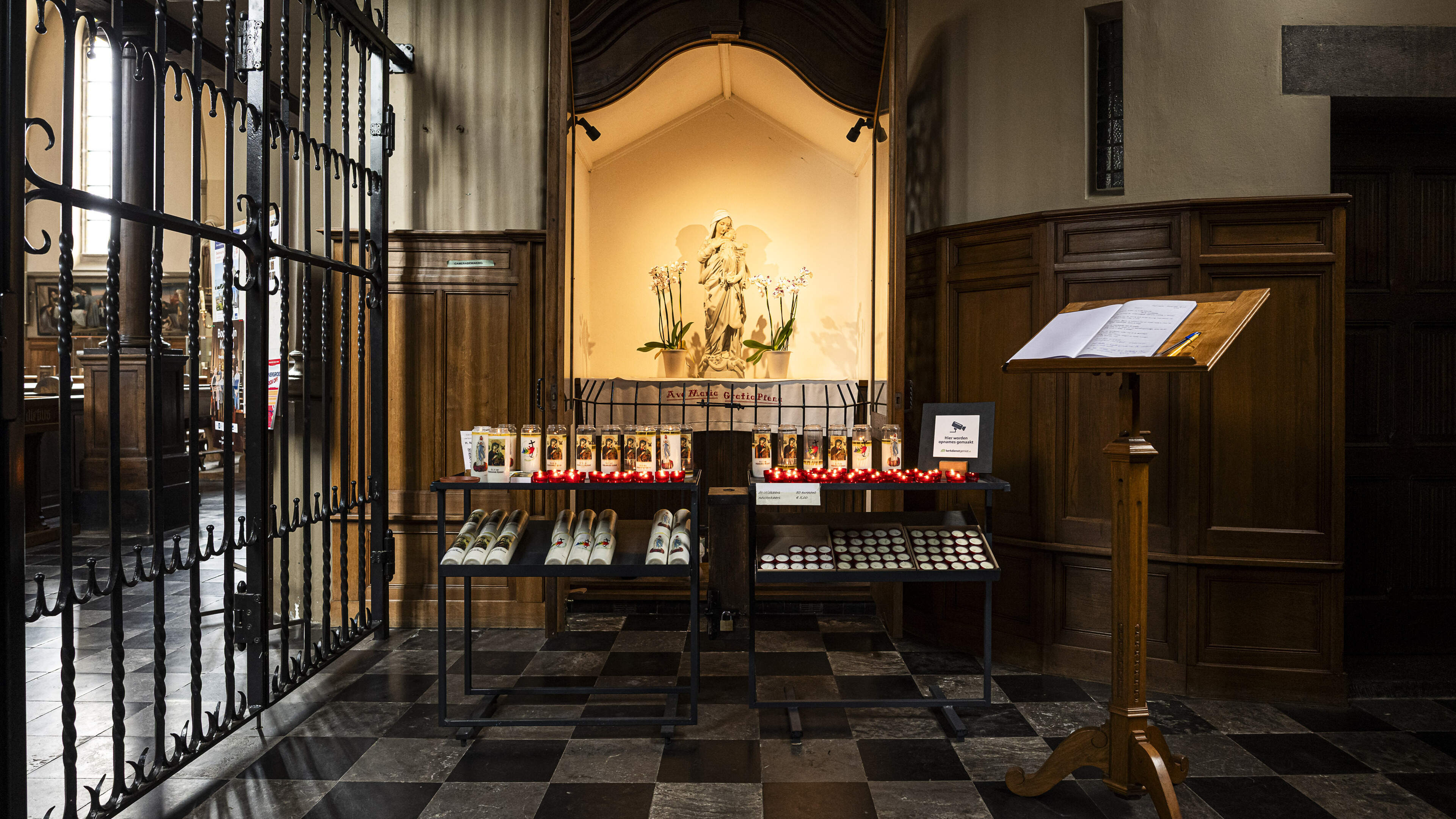 Dorp in diepe rouw: volle kerk tijdens herdenking voor slachtoffers van fataal ongeval bij Heibloem