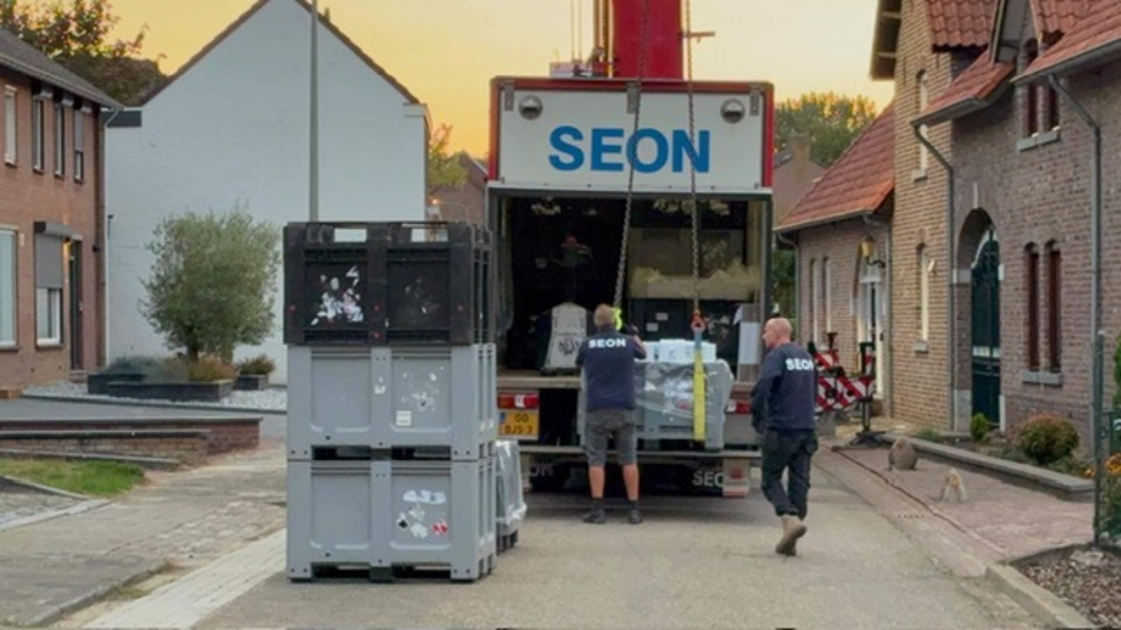 Justitie legt voor ruim half miljoen euro beslag op woning Powercaps-verdachten in Nuth, waar politi