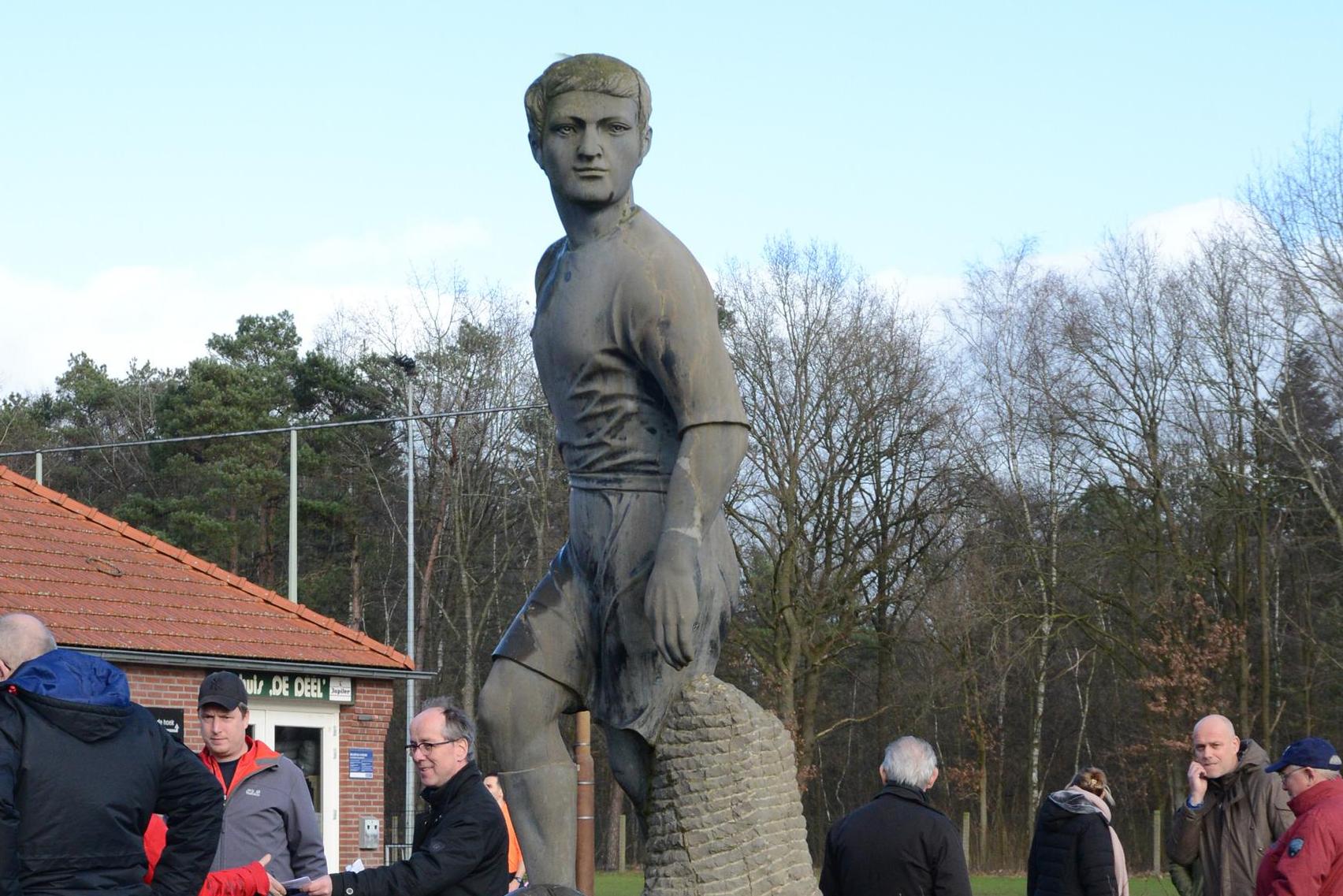 Opmerkelijk standbeeld bij VV Heijen: ‘Zoiets zie je maar op weinig plekken’