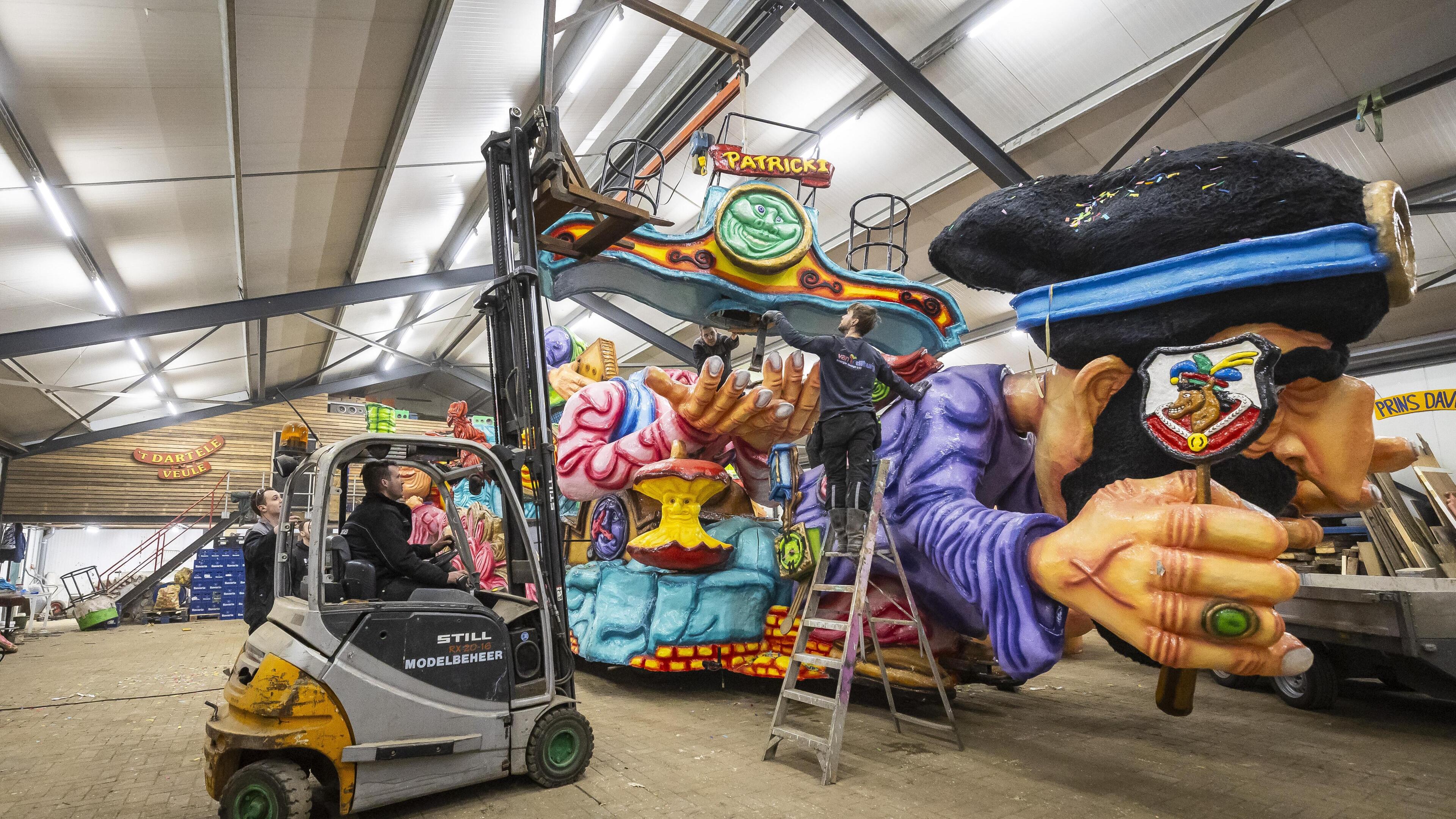 Wagenbouwers zijn nog niet klaar met carnaval: ‘We maken alles klaar voor verhuur met halfvasten, da