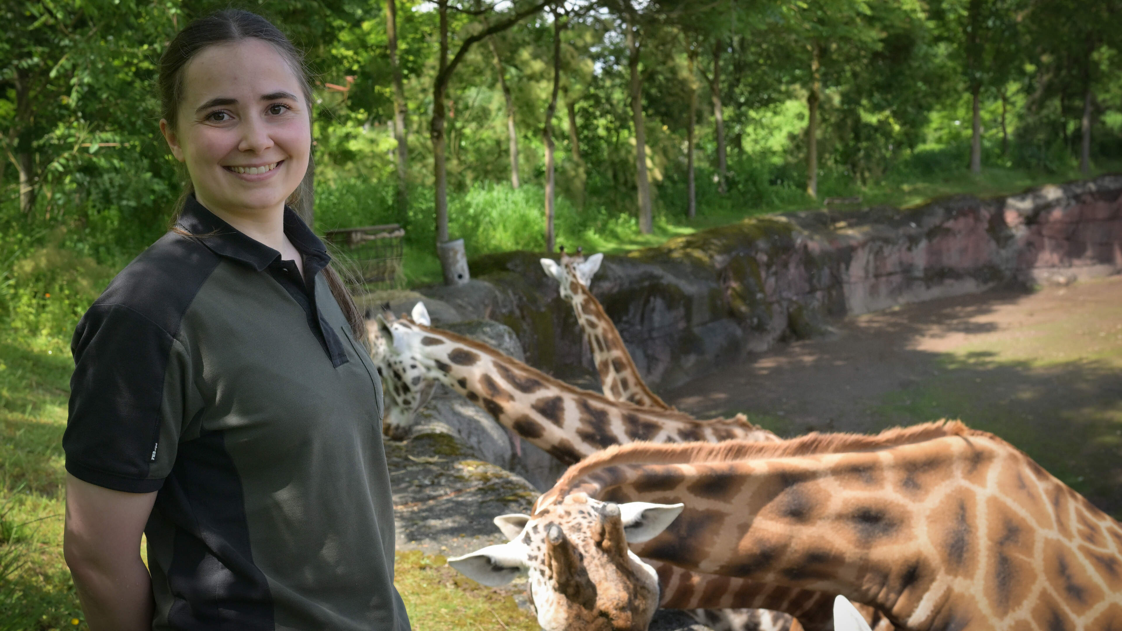 Dierenverzorger Lærke werkt met giraffes en neushoorns: ‘Hun slimheid blijft me verbazen’