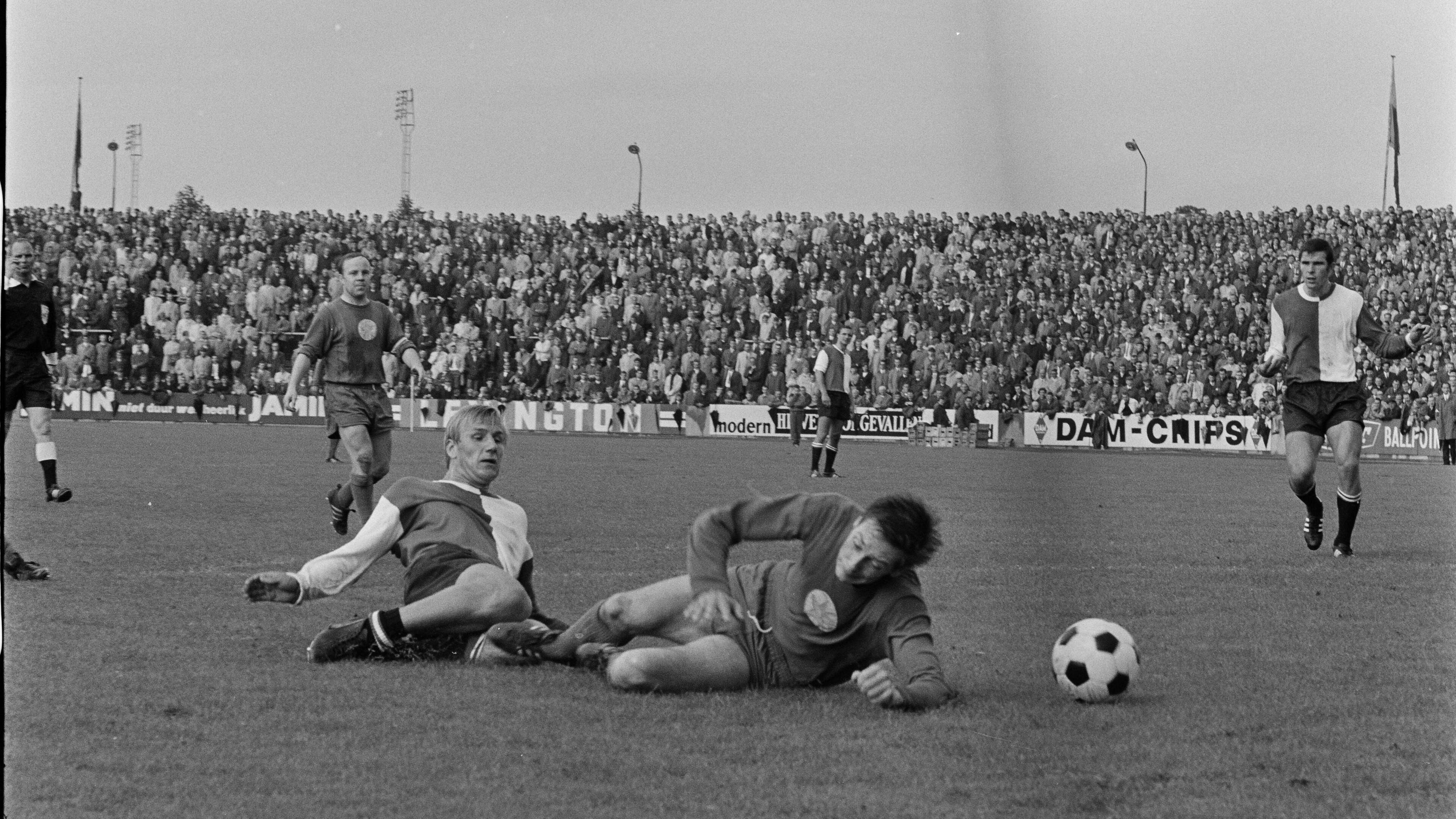 Bonfrère, Van Rosmalen en Hanssen: oude clublegendes trappen de eerste bal in nieuw eerste divisie-s