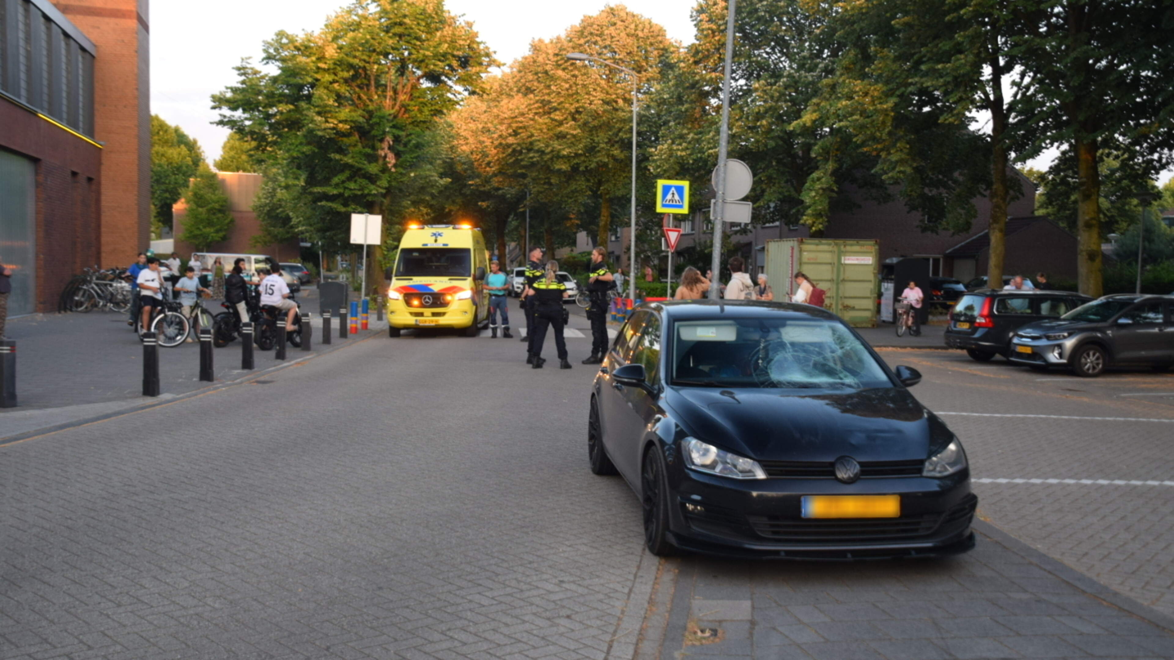 Twee voetgangers aangereden door auto in Venlo.