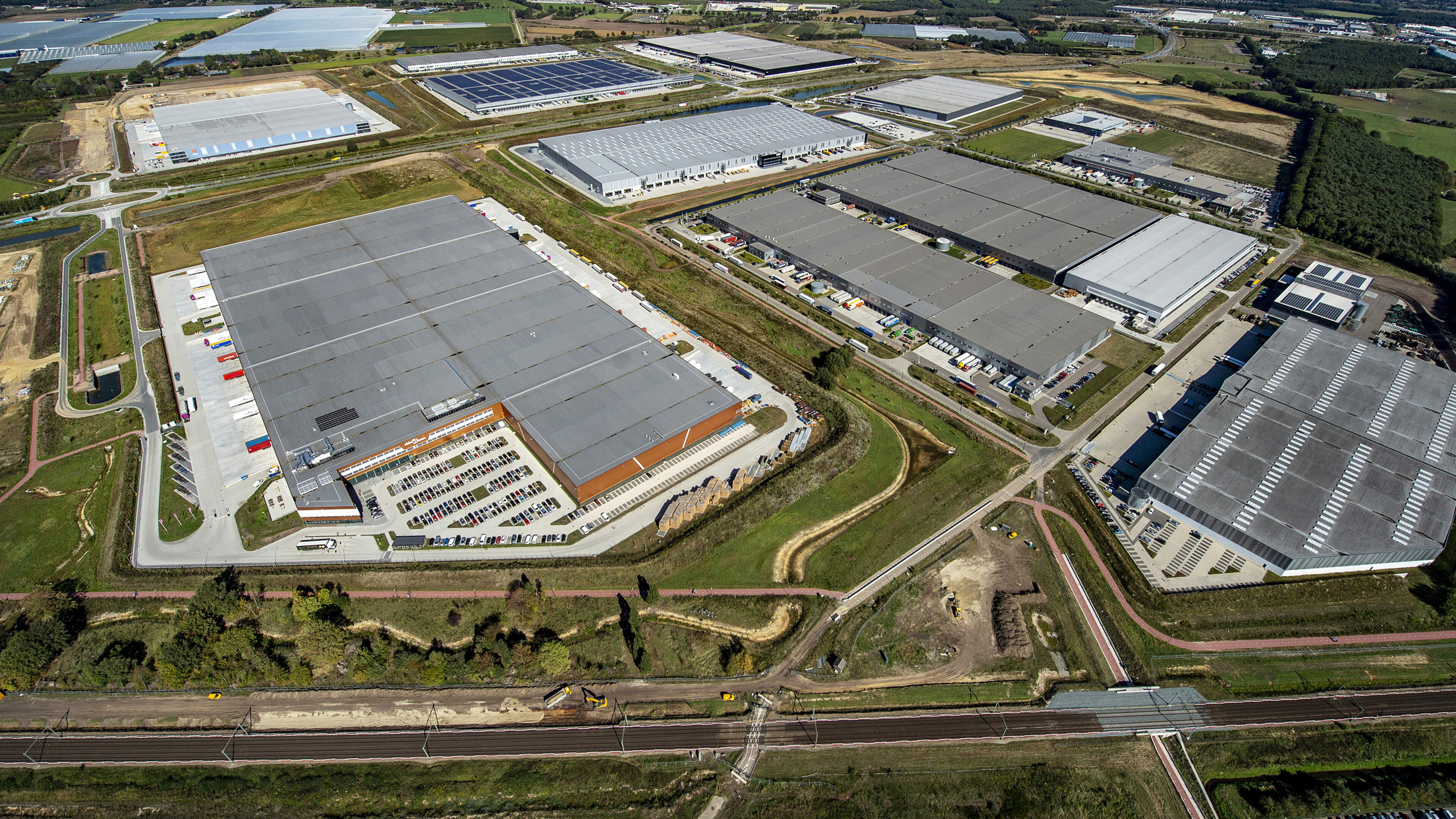 Gedeputeerde noemt risico op nieuwe megaloodsen bij Sevenum ‘beheersbaar’, maar zorgen in Horst aan 