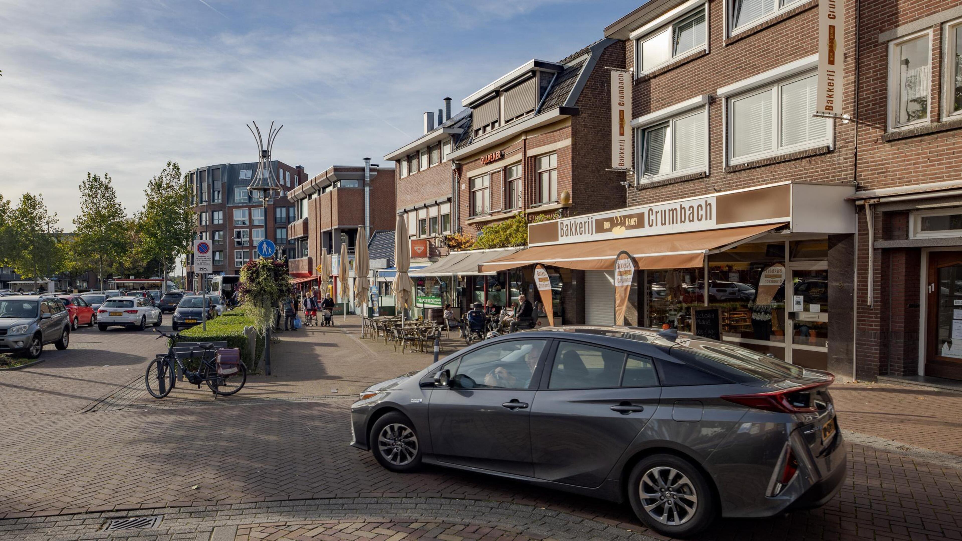 Opnieuw gevaarlijke situatie op Markt Landgraaf: kinderen met schrik vrij nadat auto vlak langs terr