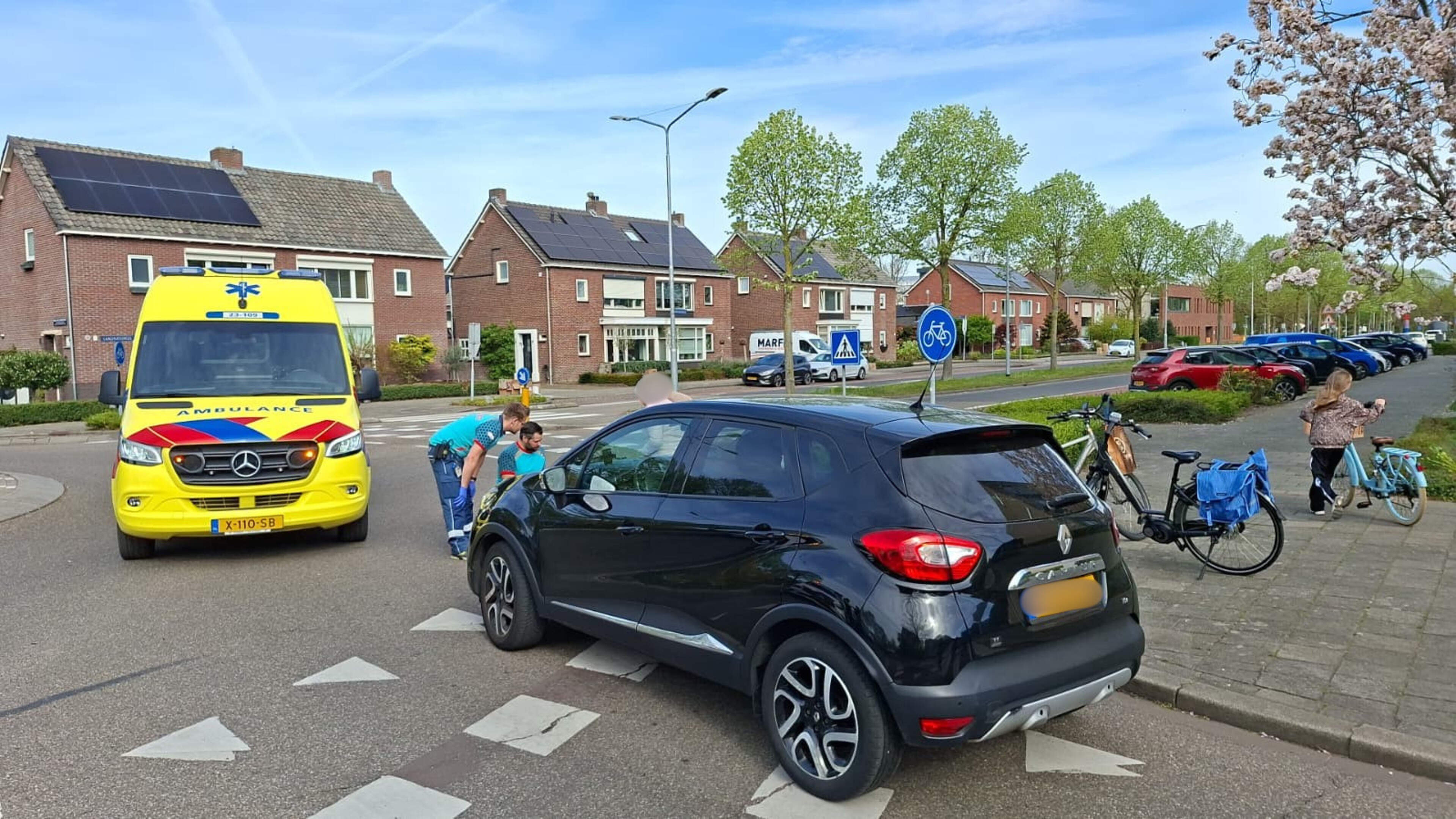 Fietsster gewond na botsing met auto in Venlo. Fietsster gewond na botsing met auto in Venlo.