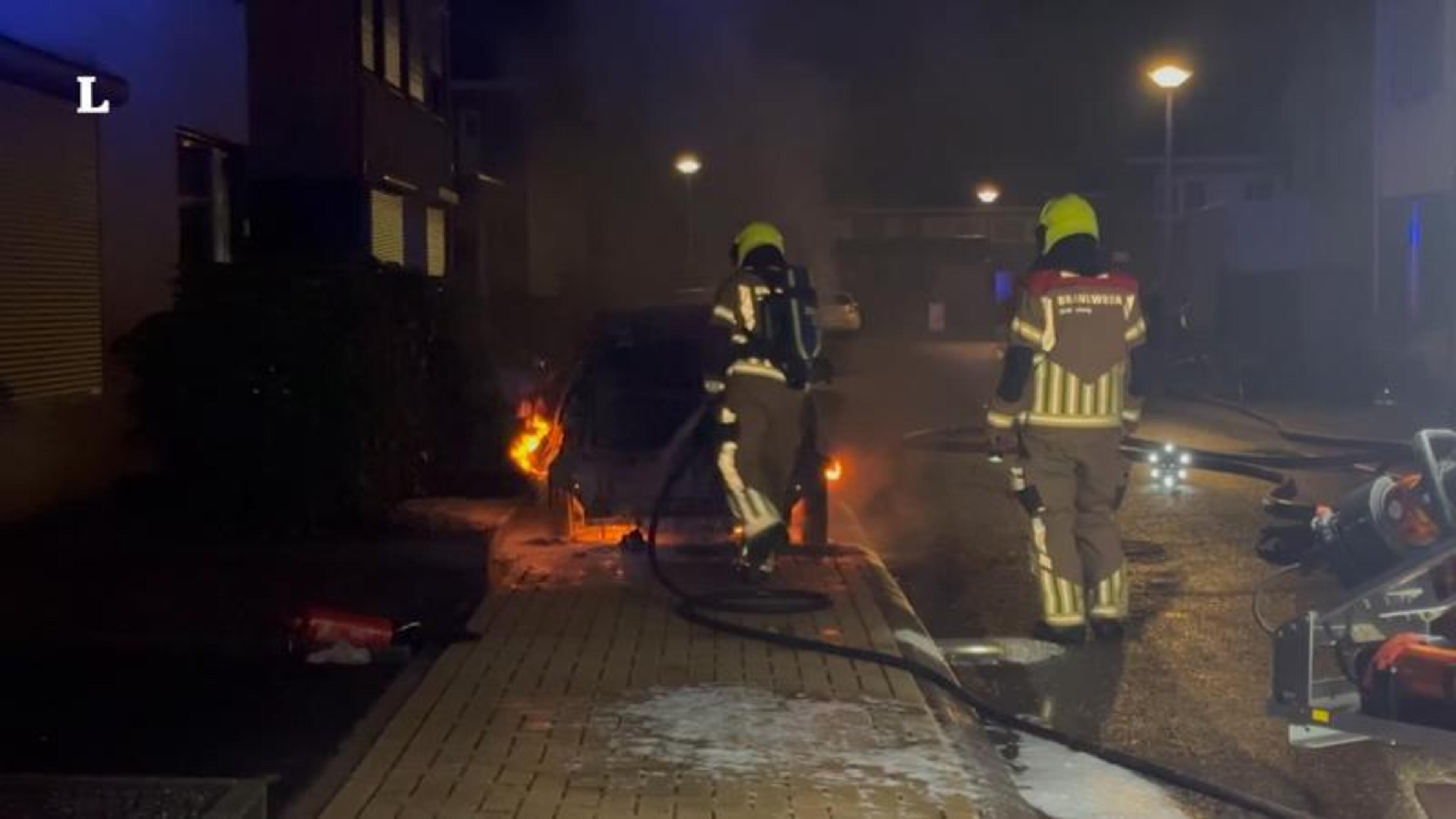 Autobrand in Sittard lastig te blussen door gescheurde benzinetank